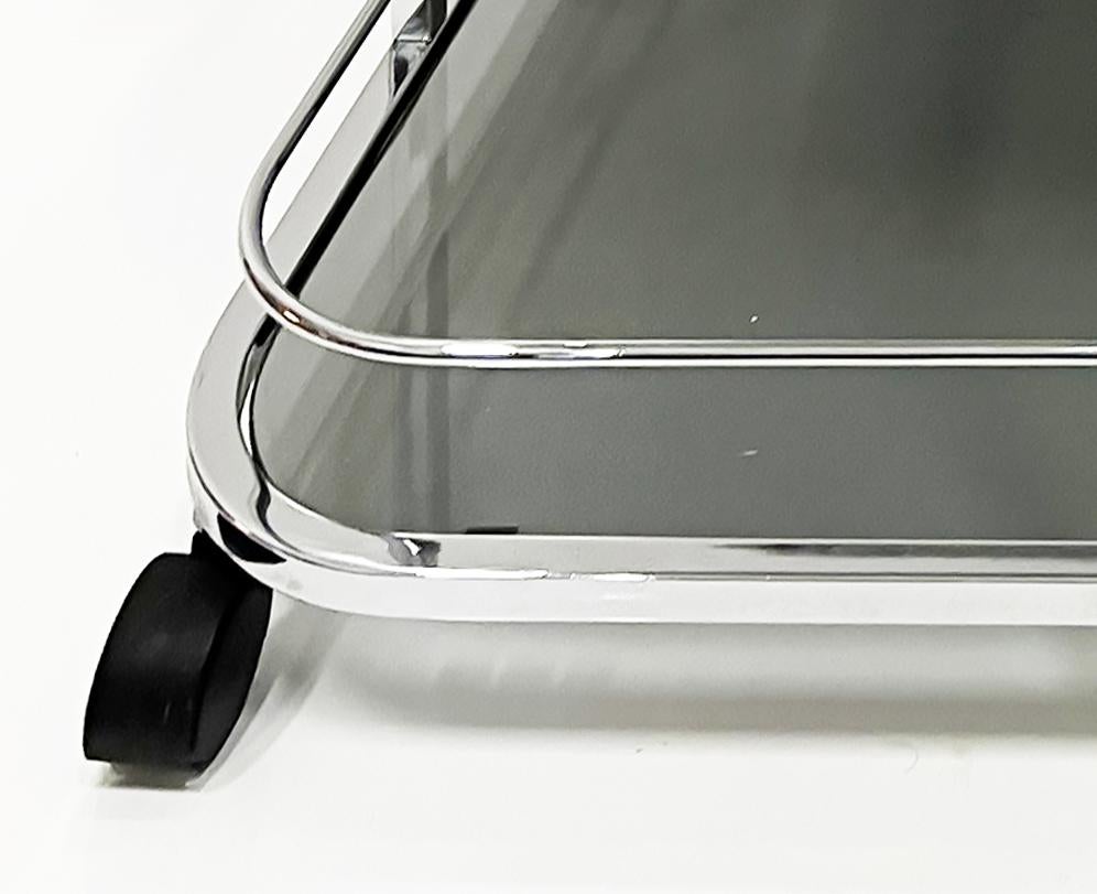 Gestufter Barwagen im Art-Déco-Revival-Stil aus Chrom, Rauchglas, 1970er Jahre (amerikanisch) im Angebot