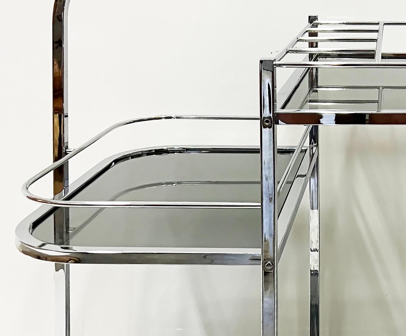 Gestufter Barwagen im Art-Déco-Revival-Stil aus Chrom, Rauchglas, 1970er Jahre im Zustand „Gut“ im Angebot in Miami, FL