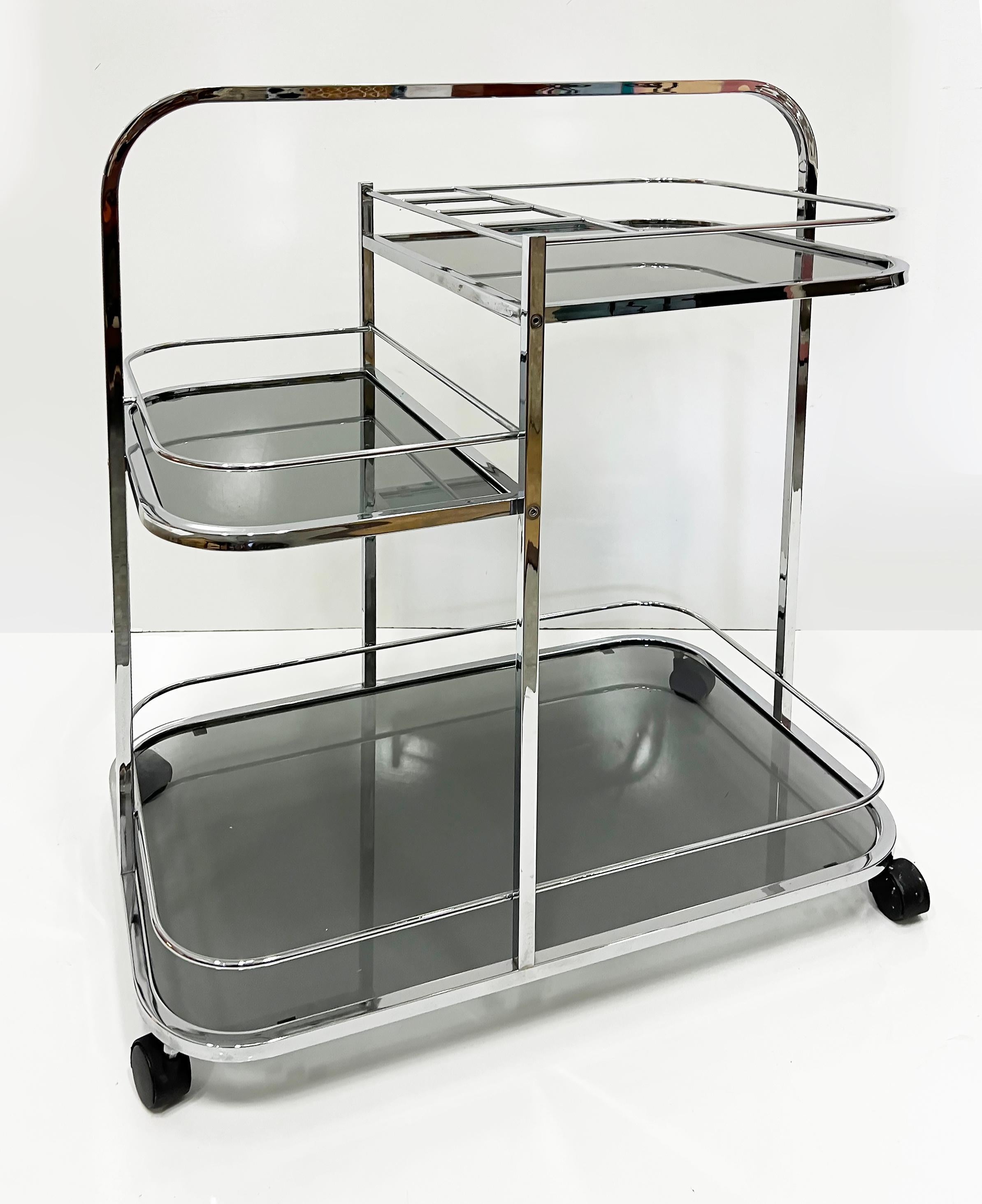 Gestufter Barwagen im Art-Déco-Revival-Stil aus Chrom, Rauchglas, 1970er Jahre (Ende des 20. Jahrhunderts) im Angebot