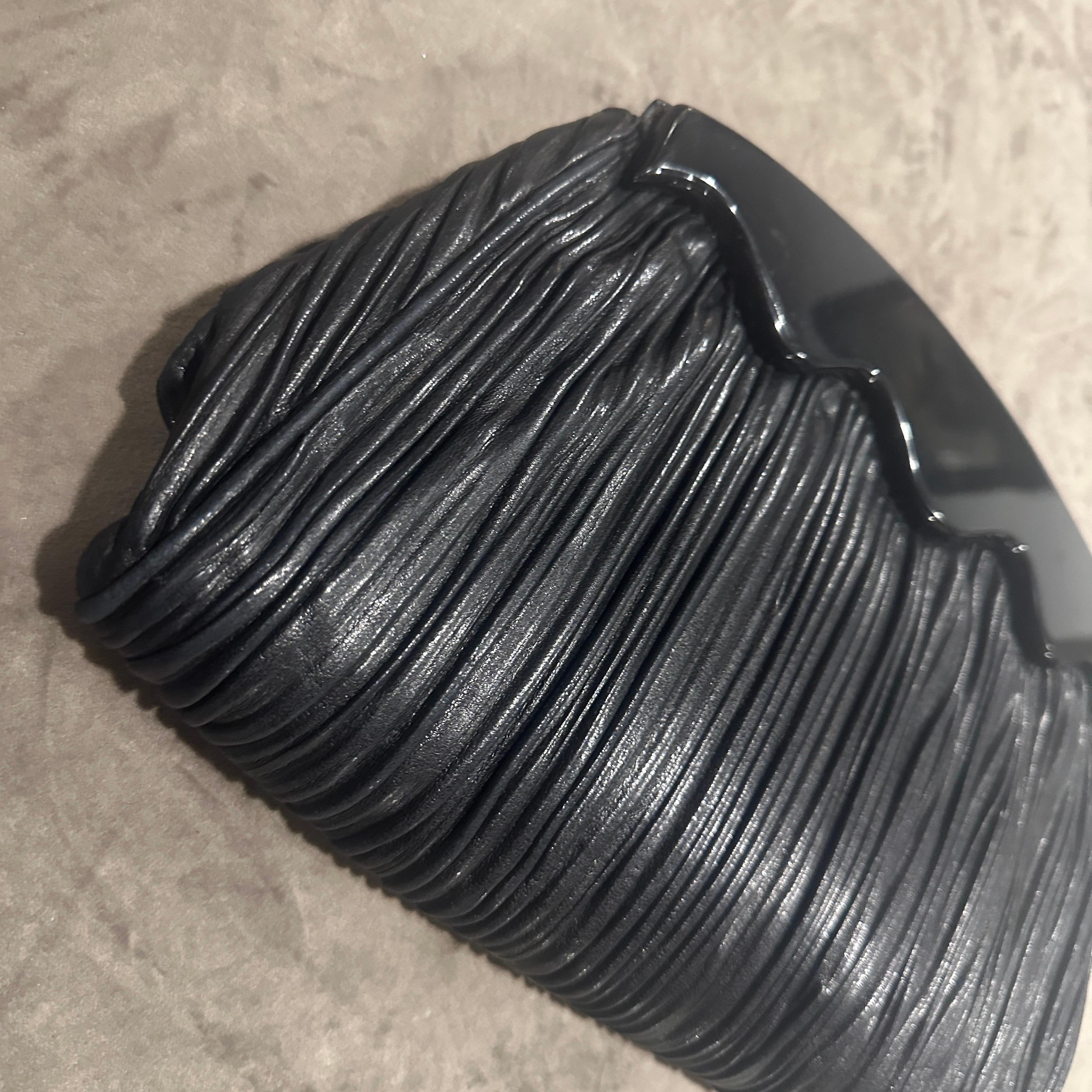 Embrague de baquelita y cuero negro estilo Art Déco de los años 70 de Colombetti Milano en venta 7