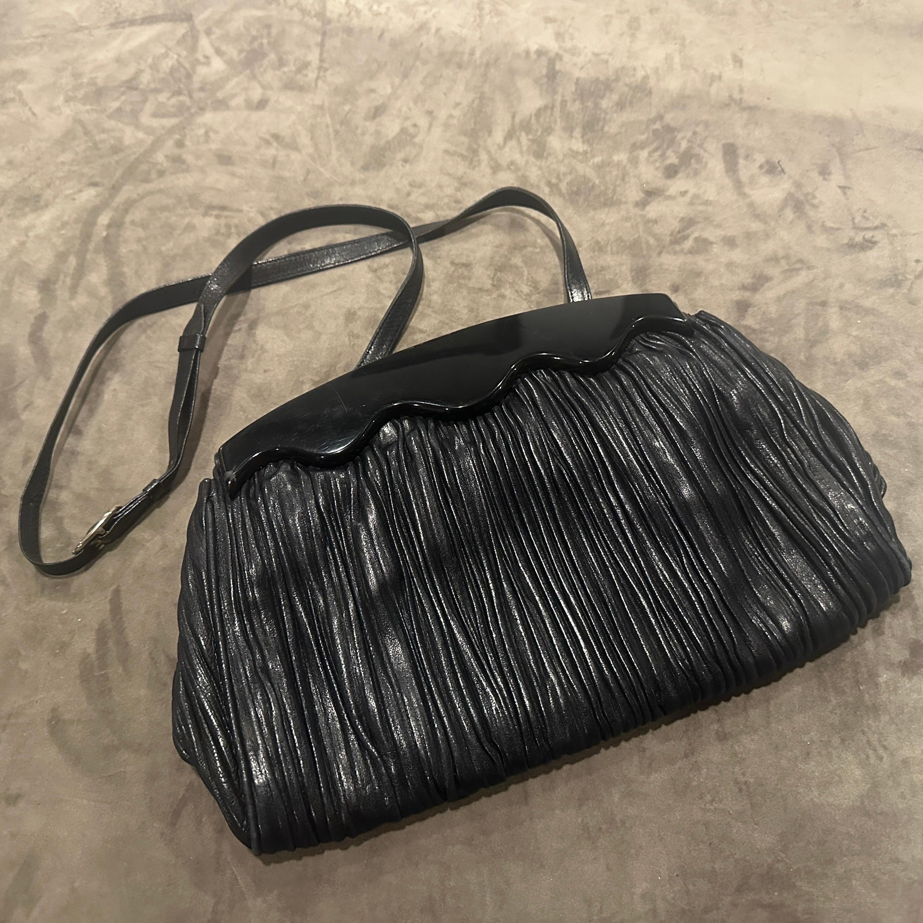 Se trata de un bolso bandolera/clutch vintage raro y muy sofisticado de Colombetti Milano, que data de la década de 1970. El diseño es un brillante ejemplo del renacimiento del Art Decó de la época, que presenta un sorprendente contraste entre la