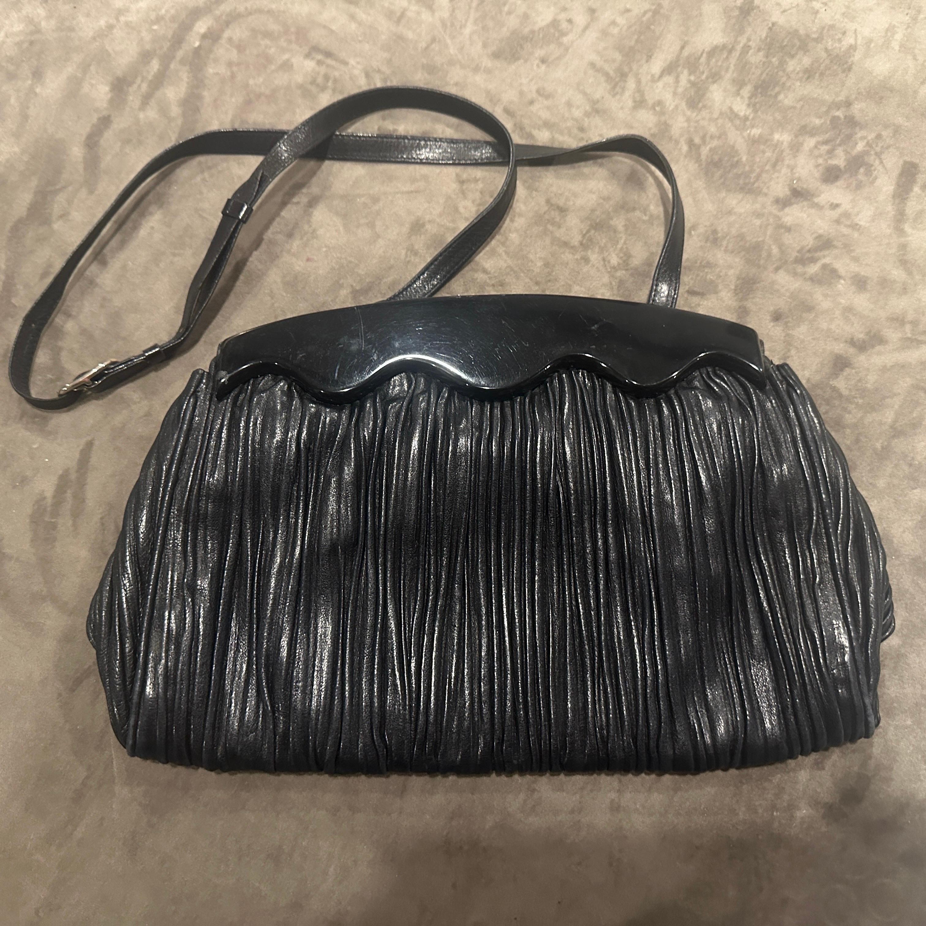 Embrague de baquelita y cuero negro estilo Art Déco de los años 70 de Colombetti Milano Negro en venta