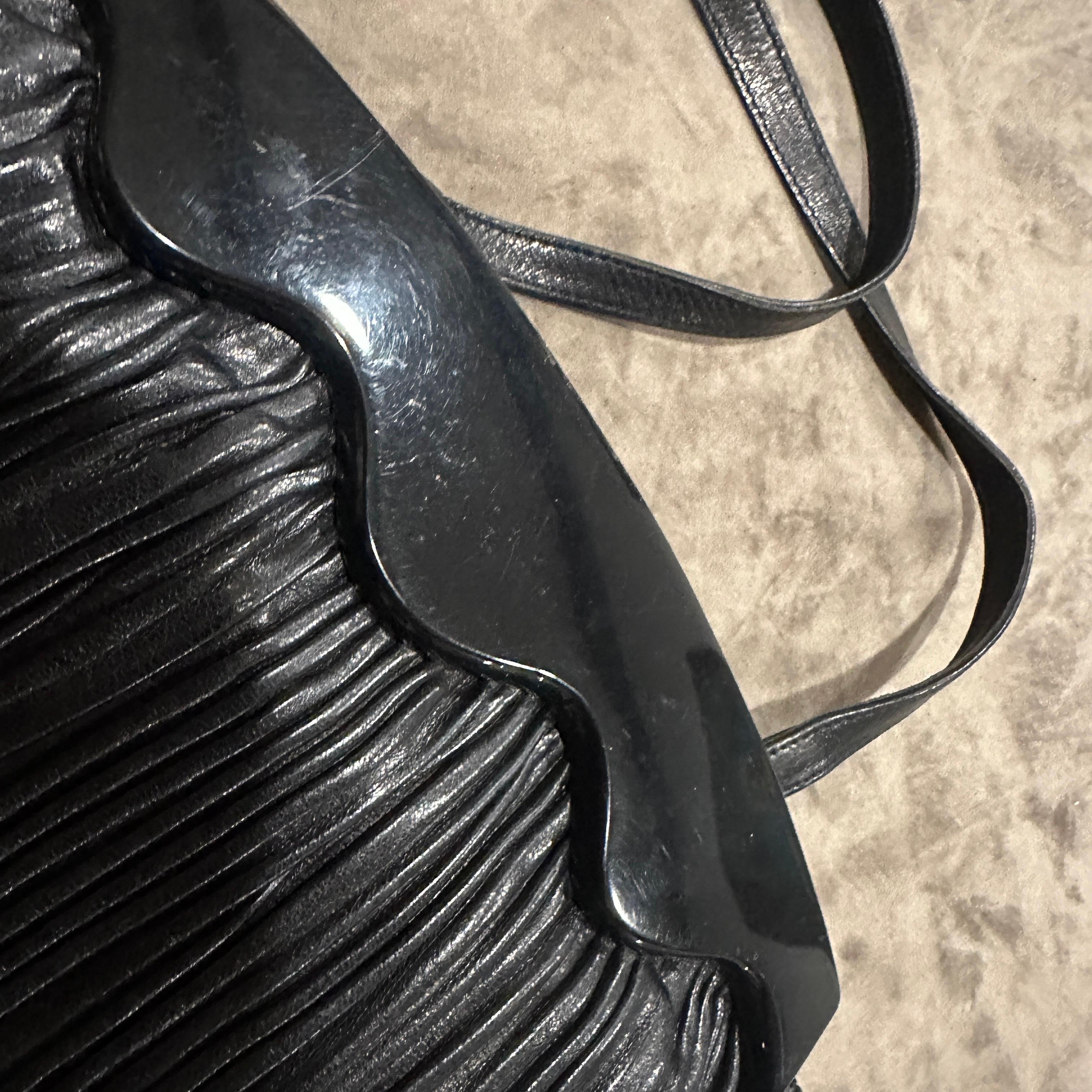 De las mujeres Embrague de baquelita y cuero negro estilo Art Déco de los años 70 de Colombetti Milano en venta