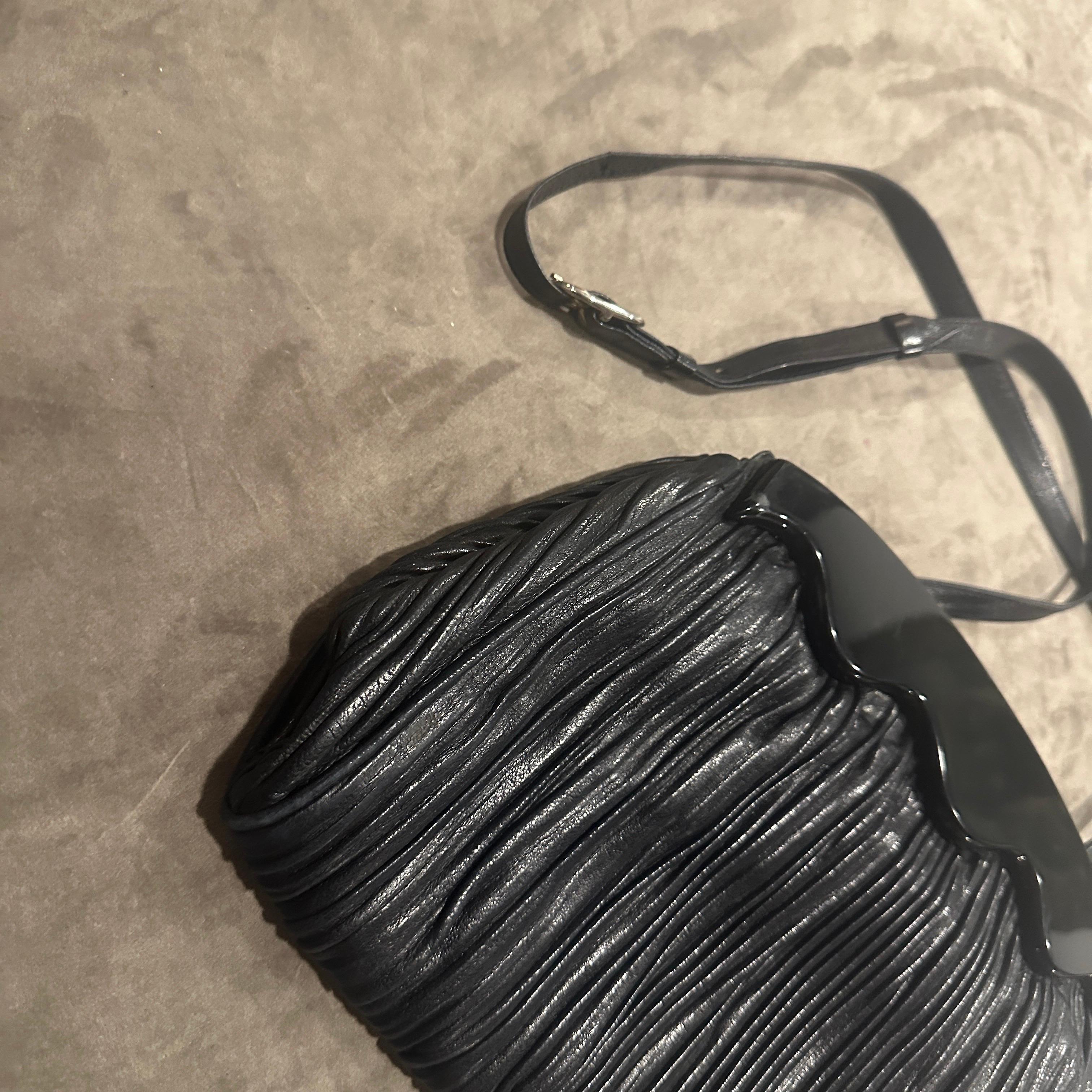 Embrague de baquelita y cuero negro estilo Art Déco de los años 70 de Colombetti Milano en venta 1