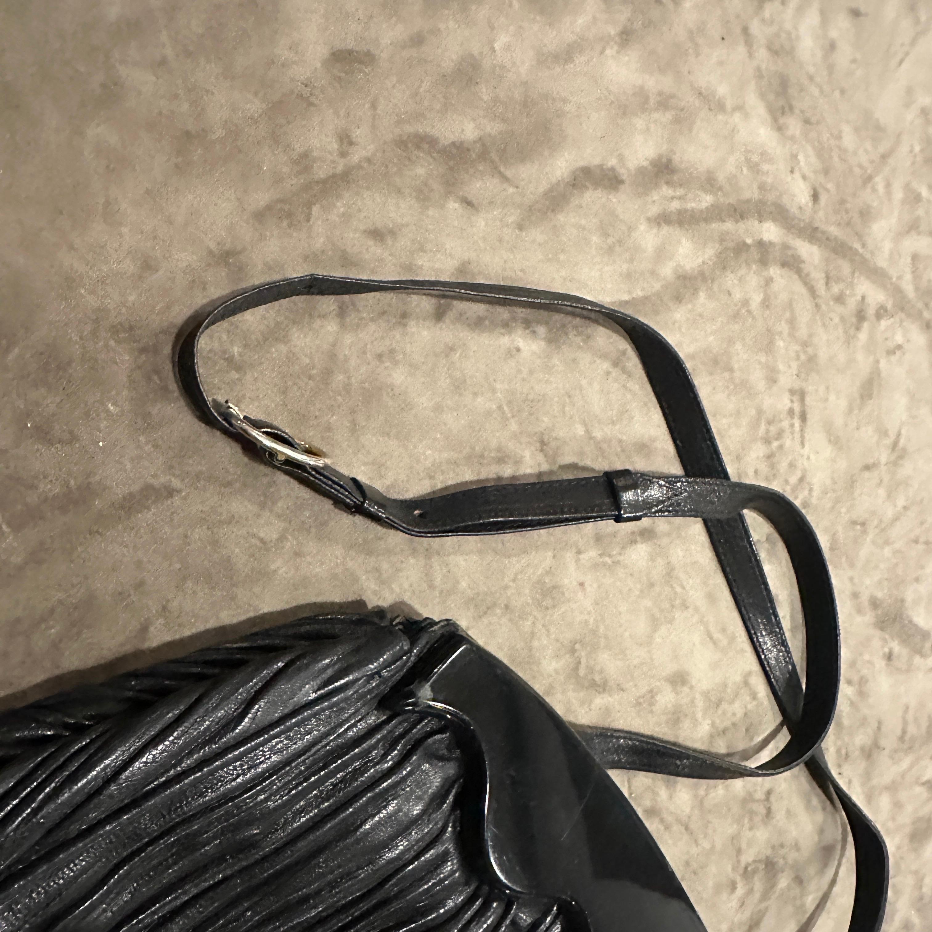 Embrague de baquelita y cuero negro estilo Art Déco de los años 70 de Colombetti Milano en venta 2