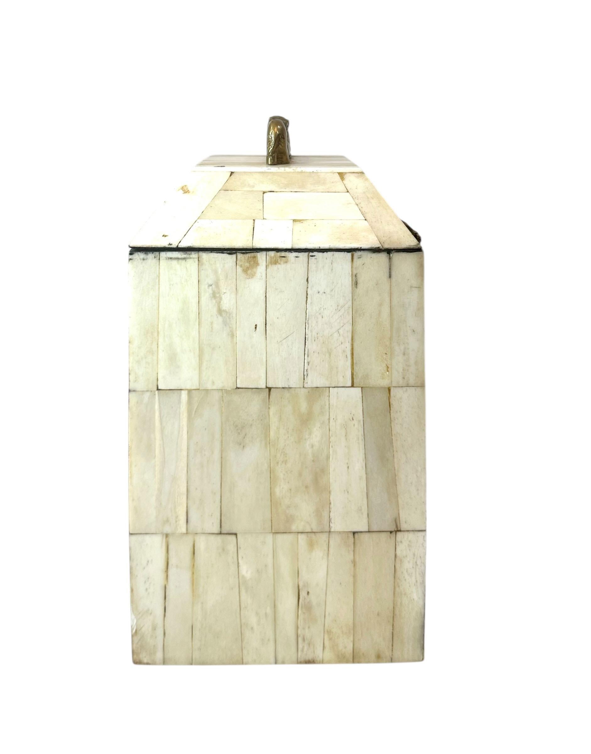 Ottone Scatola in osso in stile Art Deco degli anni '70 con motivo di leoni ed elefanti in vendita