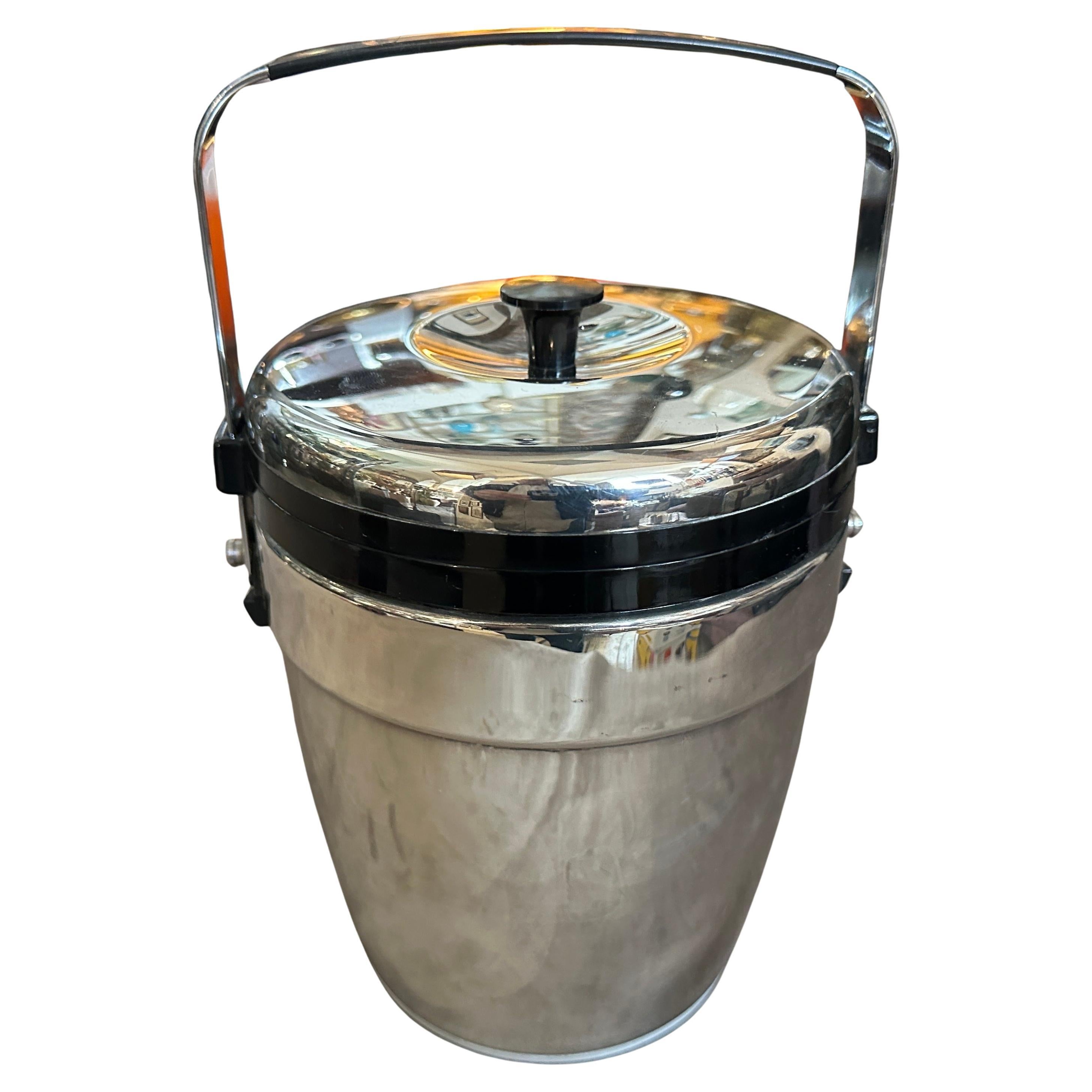 Eiskübel aus verchromtem Metall von Erhard aus den 1970er Jahren im Art-Déco-Stil
Dieser stilvolle Eiskübel im Vintage-Stil des renommierten deutschen Herstellers Erhard (Erhard & Söhne) fängt die raffinierte Ästhetik des Art déco Revivals der