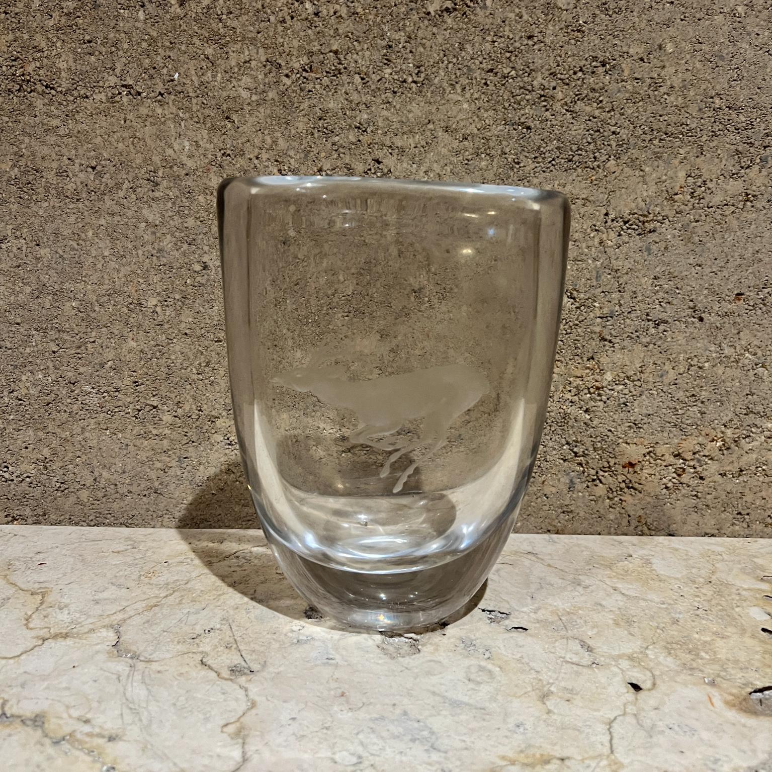 Vaso in vetro artistico di cristallo Strombergshyttan degli anni '70 con cervo inciso in vendita 3