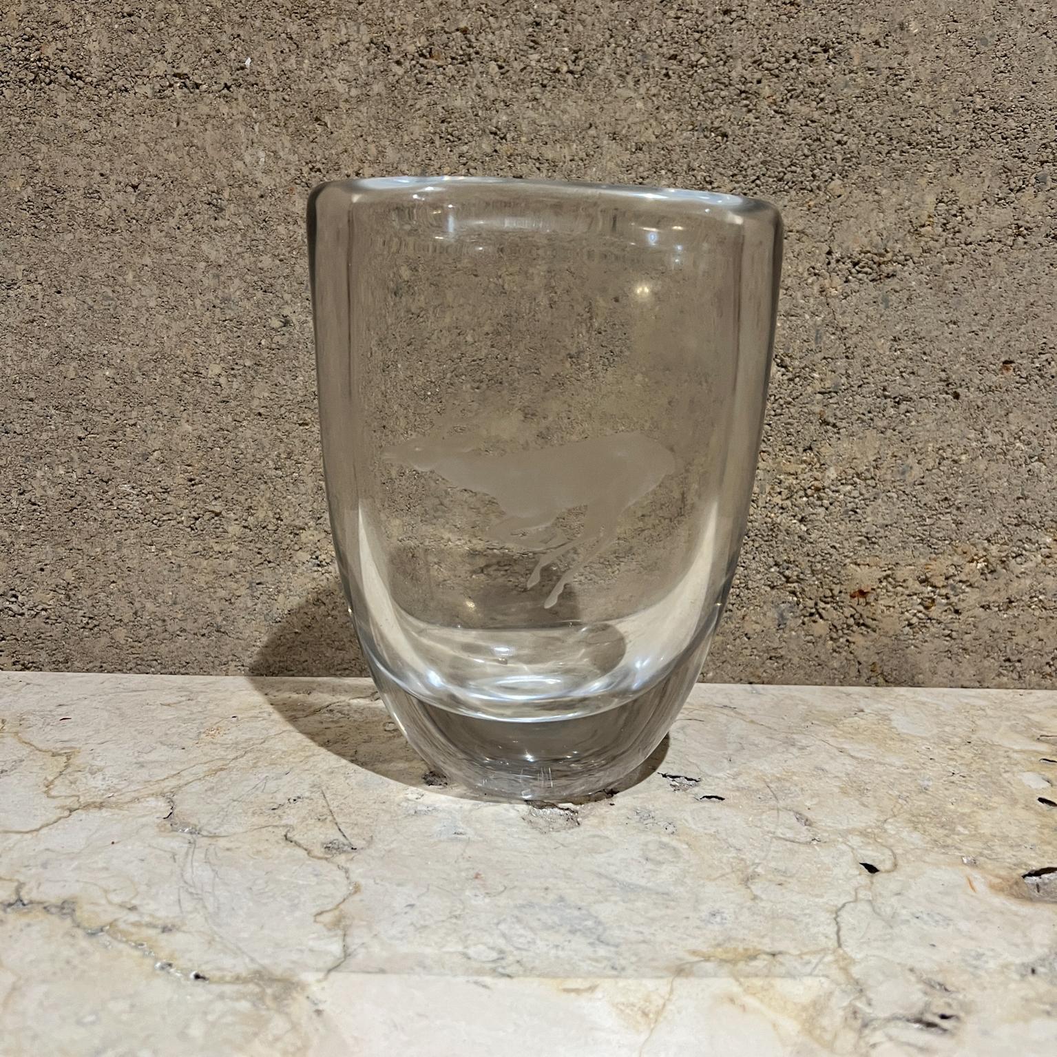 AMBIANIC presenta
Vaso in vetro artistico di cristallo di Strombergshyttan degli anni '70
cervo inciso
firmato
7,5 H. x 3 P. x 5,5 L.
Usato, originale e vintage
Fai riferimento alle immagini
