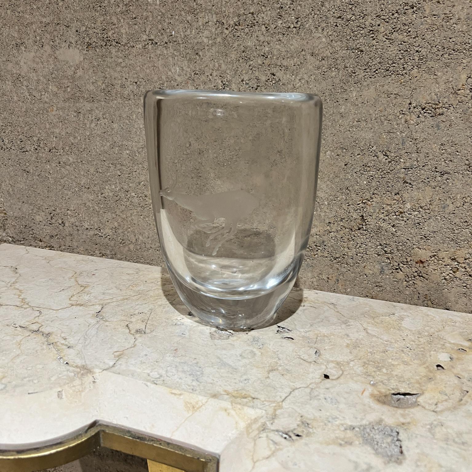 Mid-Century moderno Vaso in vetro artistico di cristallo Strombergshyttan degli anni '70 con cervo inciso in vendita