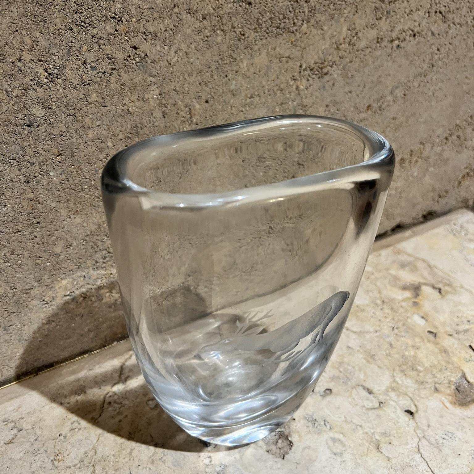 XX secolo Vaso in vetro artistico di cristallo Strombergshyttan degli anni '70 con cervo inciso in vendita