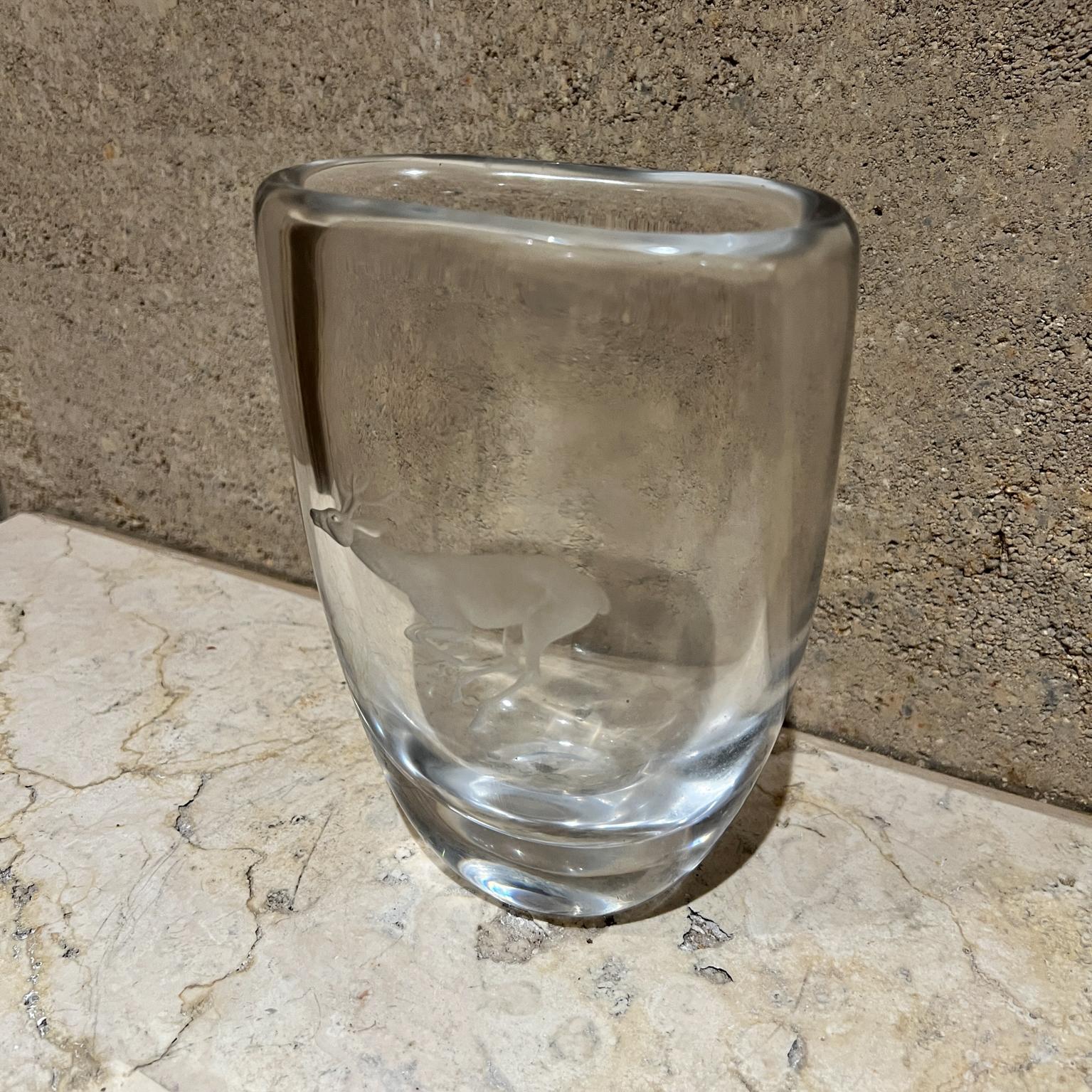 Vaso in vetro artistico di cristallo Strombergshyttan degli anni '70 con cervo inciso in vendita 1