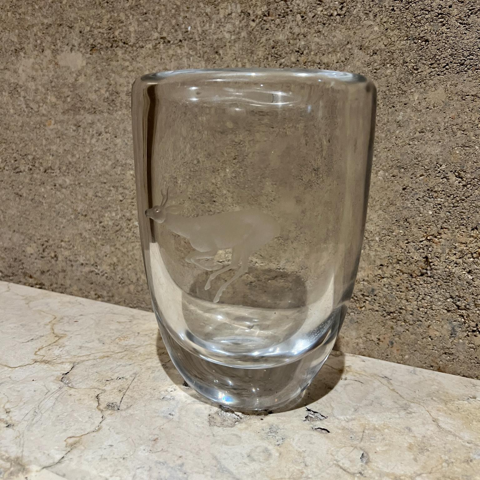 Vaso in vetro artistico di cristallo Strombergshyttan degli anni '70 con cervo inciso in vendita 2