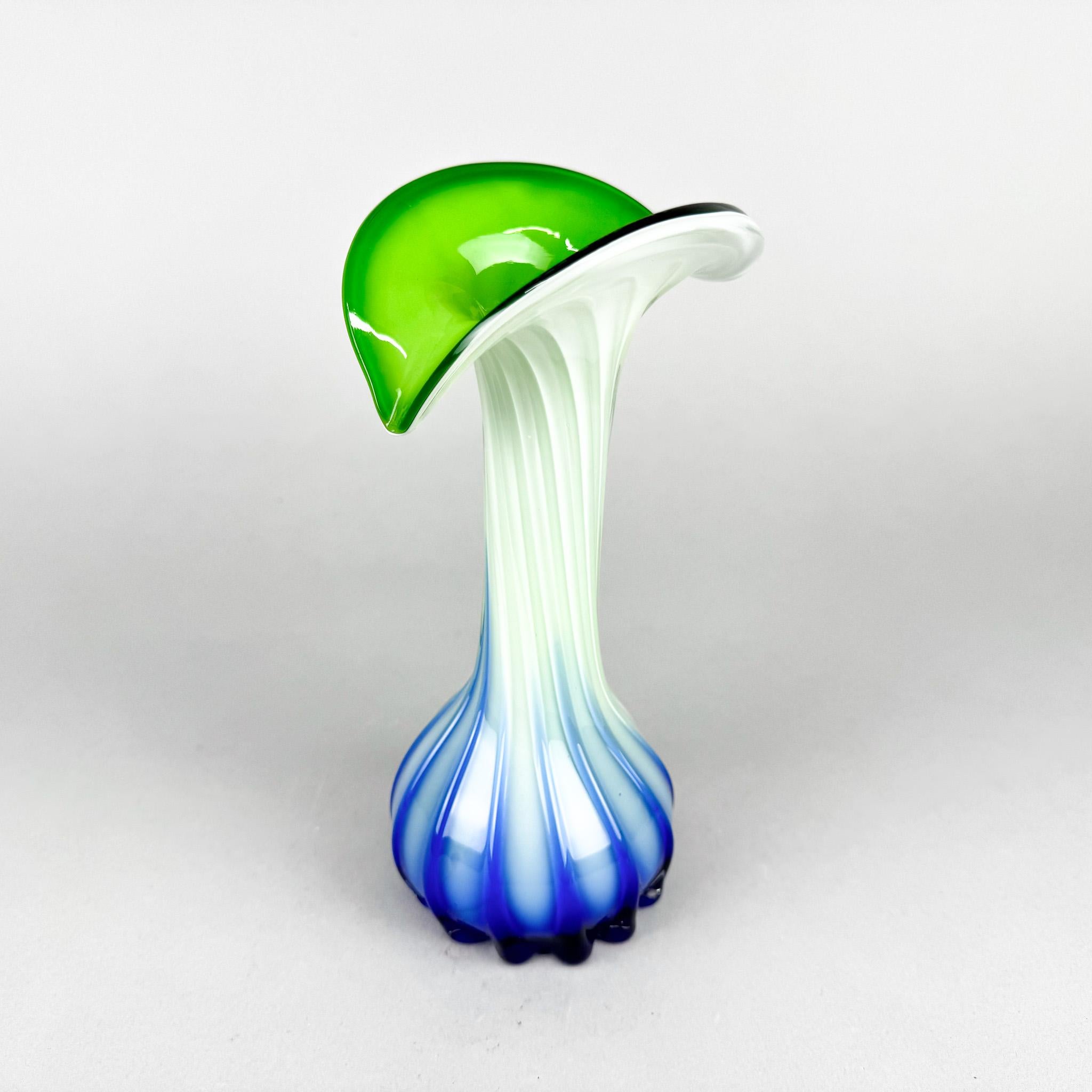 Vase vintage en verre stratifié coloré fabriqué en Tchécoslovaquie dans les années 1960-1970.