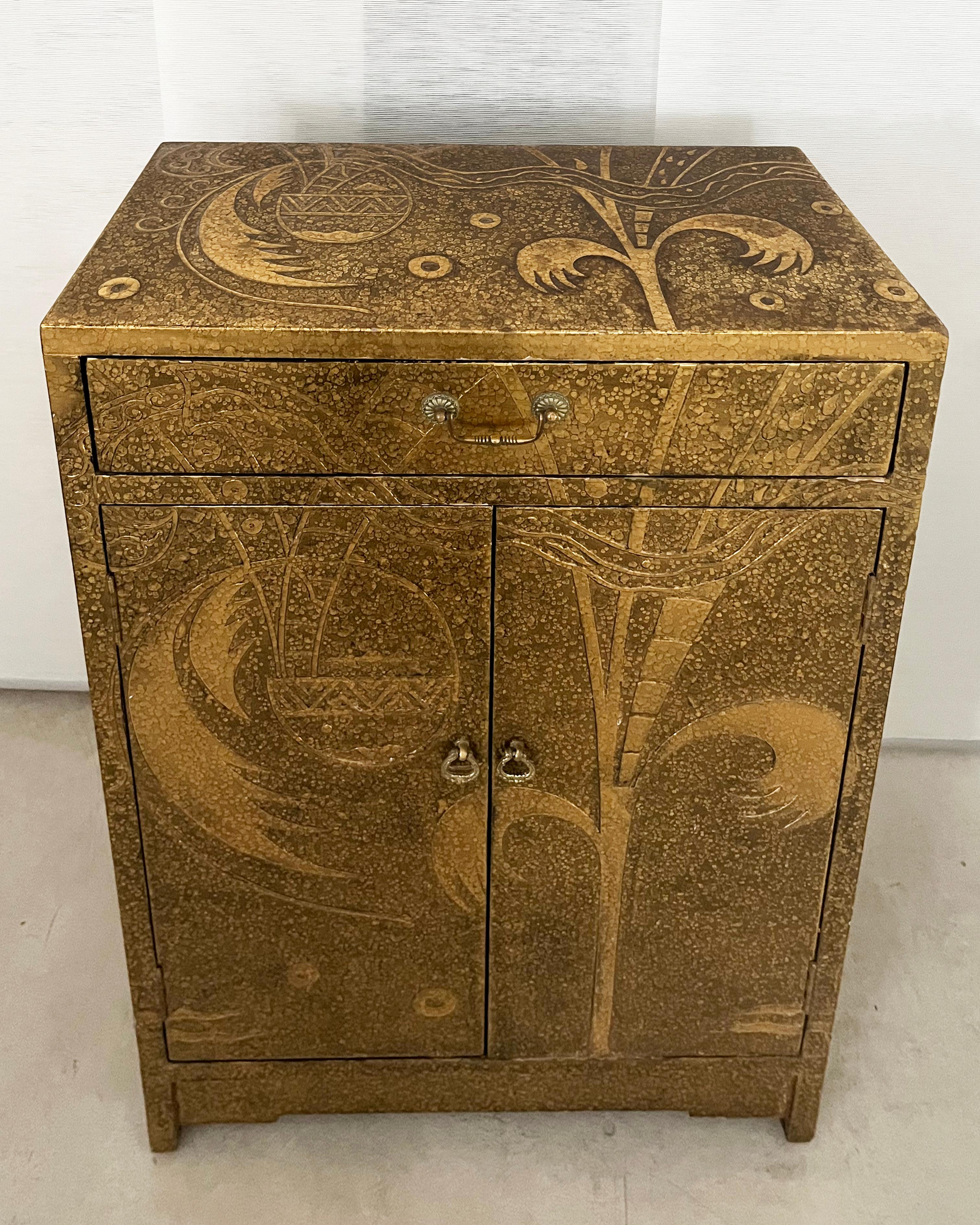 Fin du 20e siècle 1970 Art Nouveau Wood and Gold Lacquer Hall Cabinet Chinoiserie