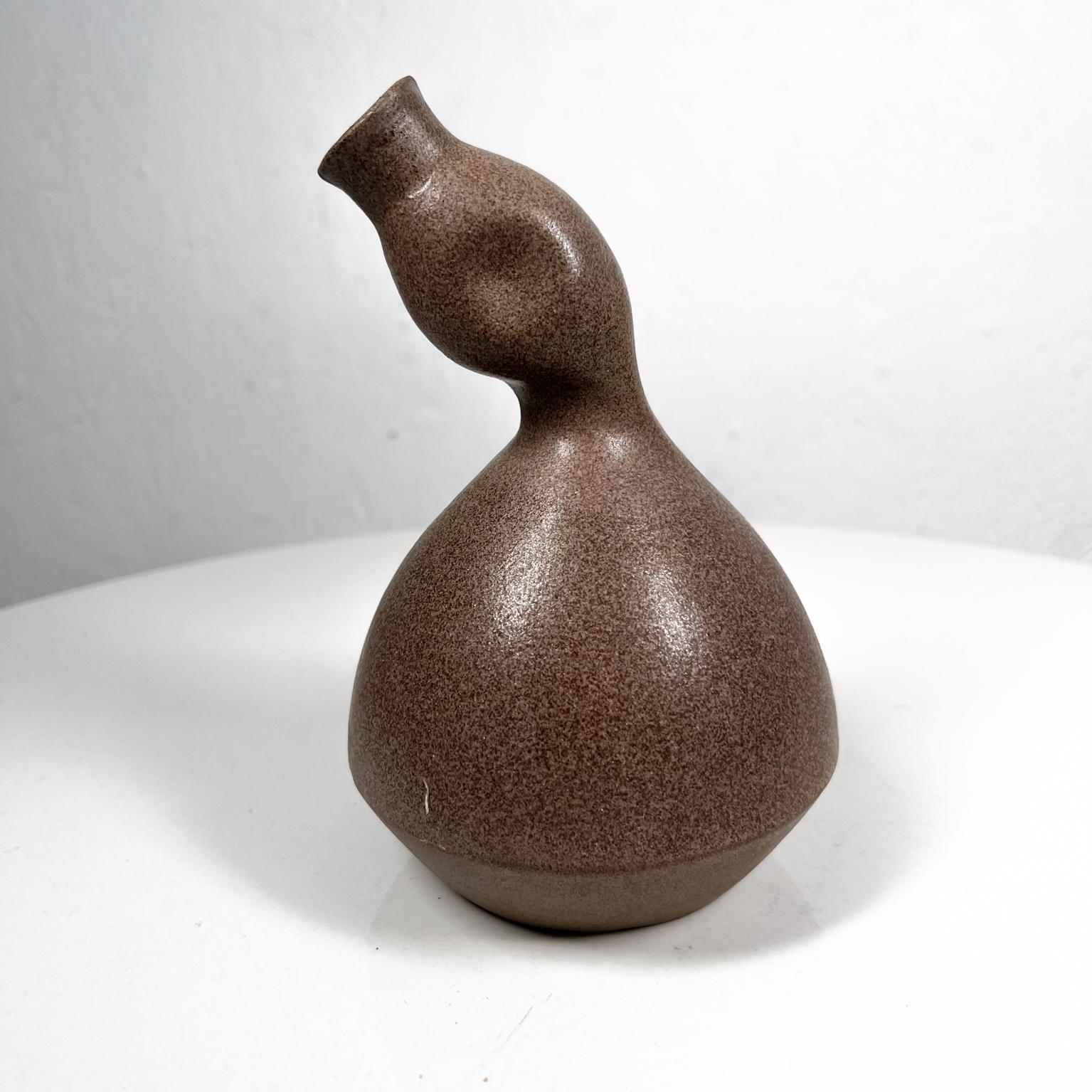 1970s Art Pottery Anderson Abstract Vase Smooth Sensual Duck Shape
6.75 h x d 4
Original preowned vintage condition.
Refer to images provided.

