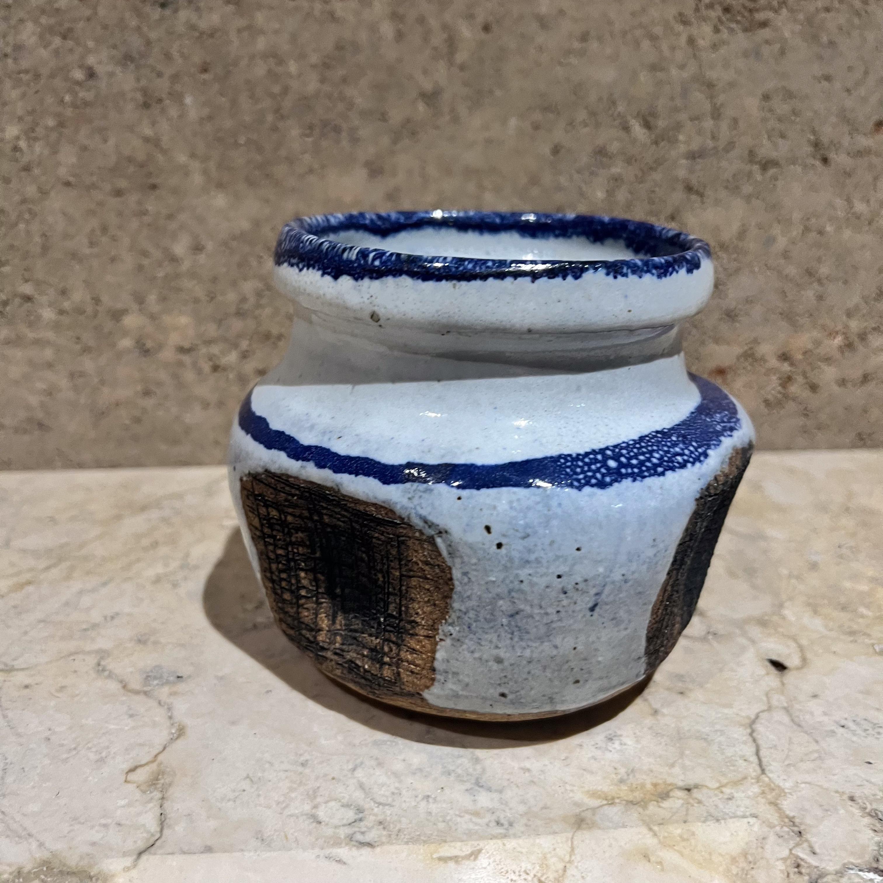 1970s Art Pottery Abstract Vase Small Vessel by Wheeler Pottery
Maker stamped.
5 diameter x 4 h
Preowned original vintage condition
See images provided please.