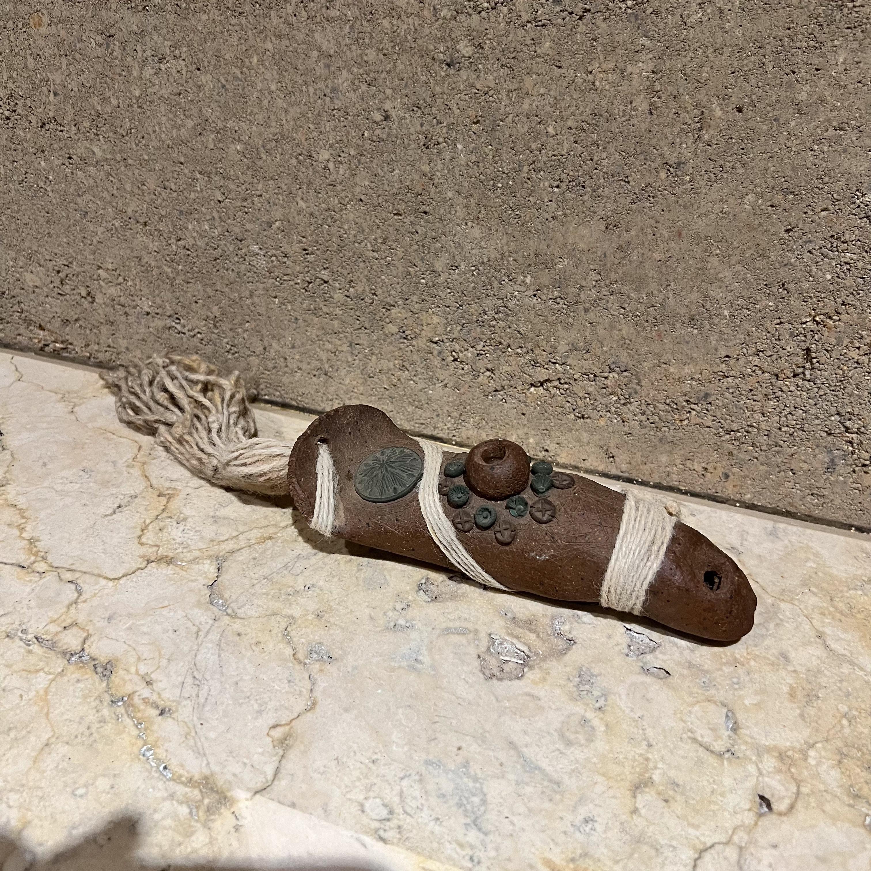 AMBIANIC presenta
Scultura astratta in ceramica d'epoca a forma di flauto per pipa
2,38 x 7,13 x 2,5 l
Condizioni vintage originali usate.
Rivedere le immagini per favore.