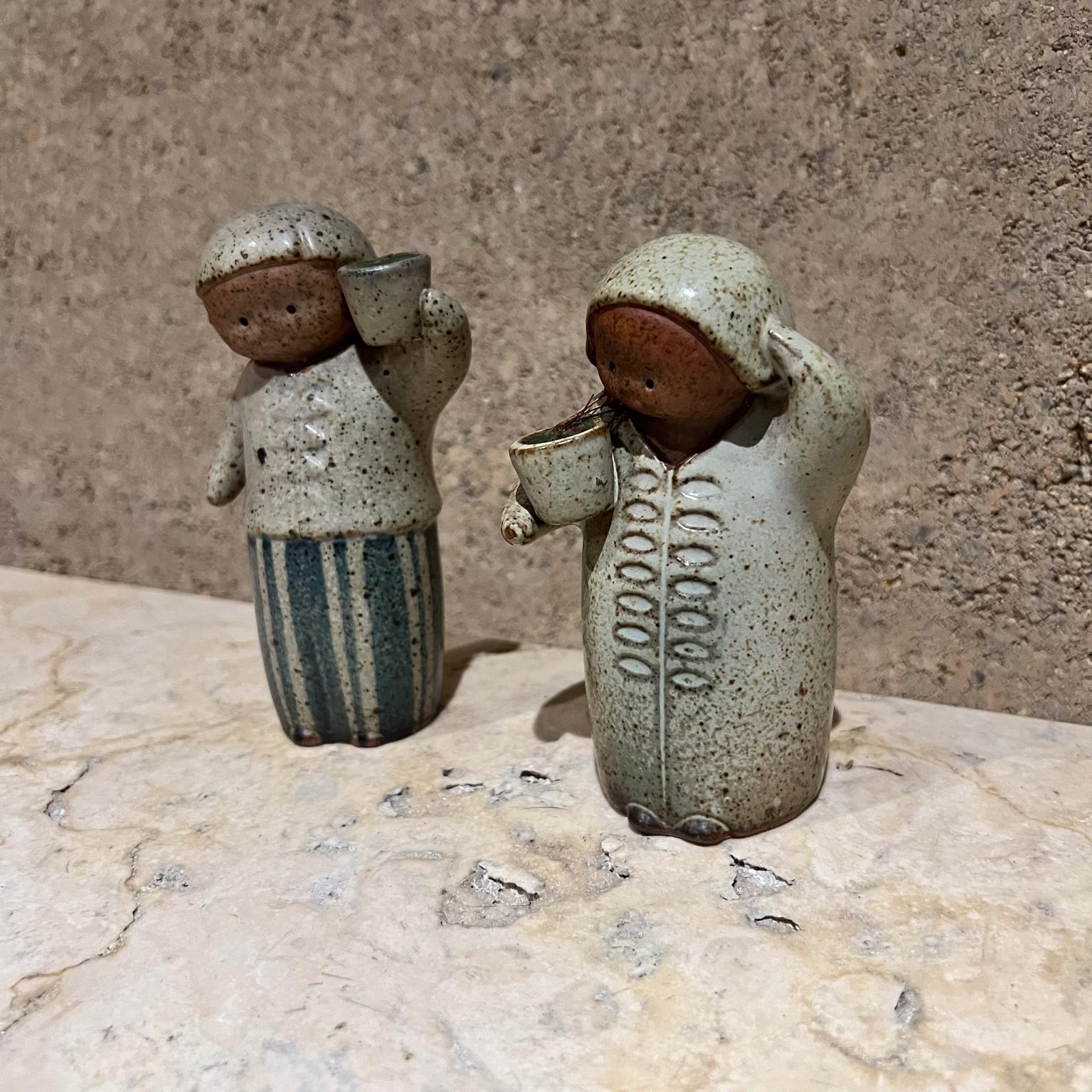 1970s Art Pottery Salz Pfeffer Shaker Set Japanisches Steingut (Moderne der Mitte des Jahrhunderts) im Angebot