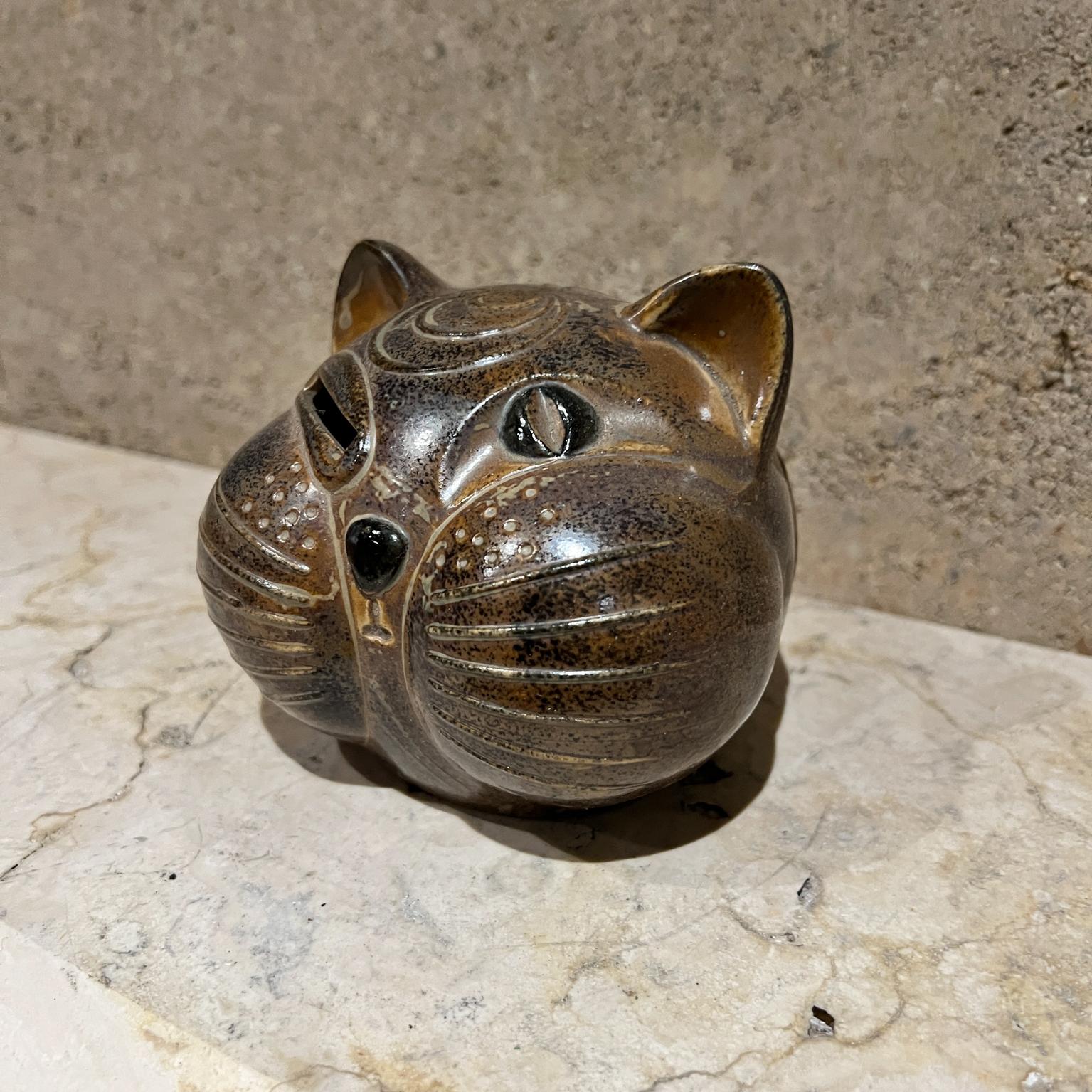 1970 Art Pottery Winking Cat Piggy Bank en vente 4