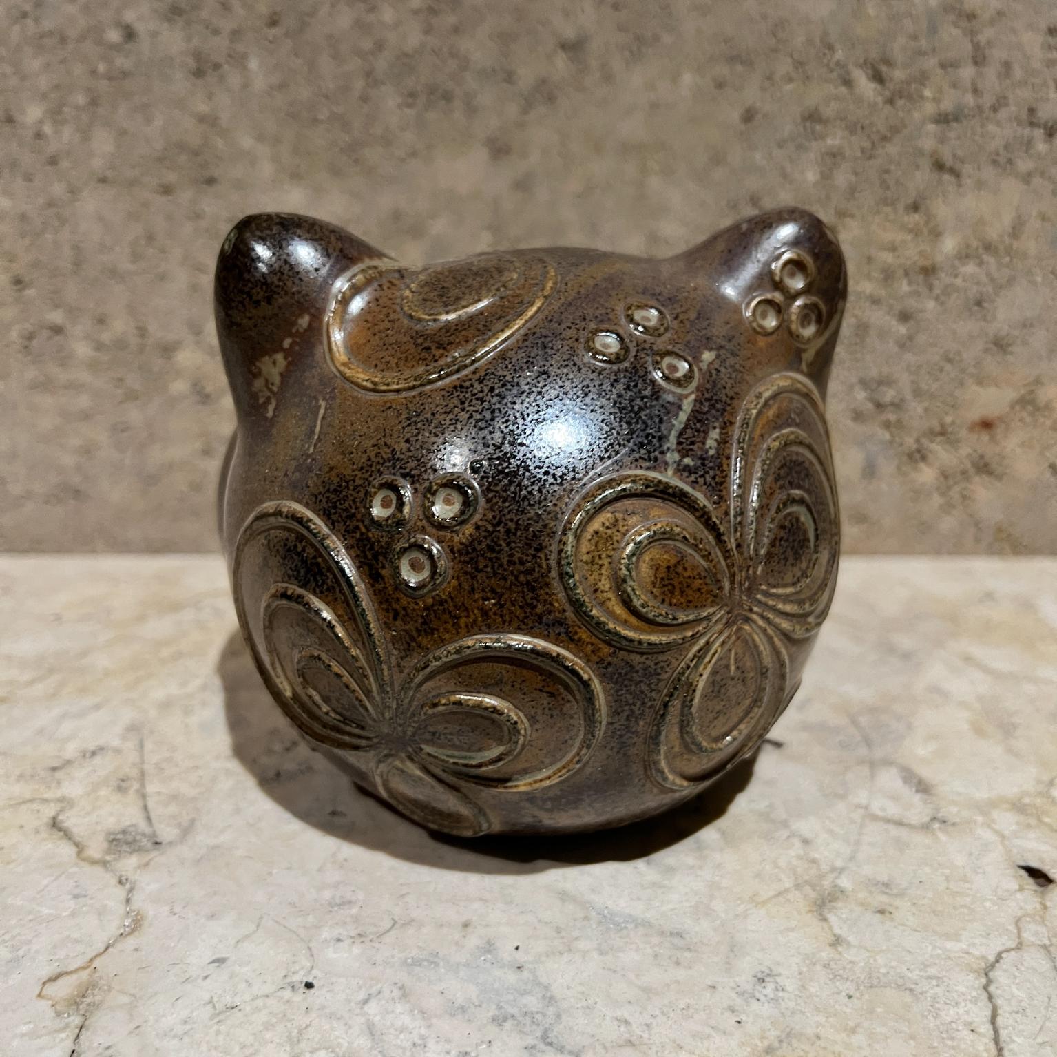 1970 Art Pottery Winking Cat Piggy Bank en vente 7