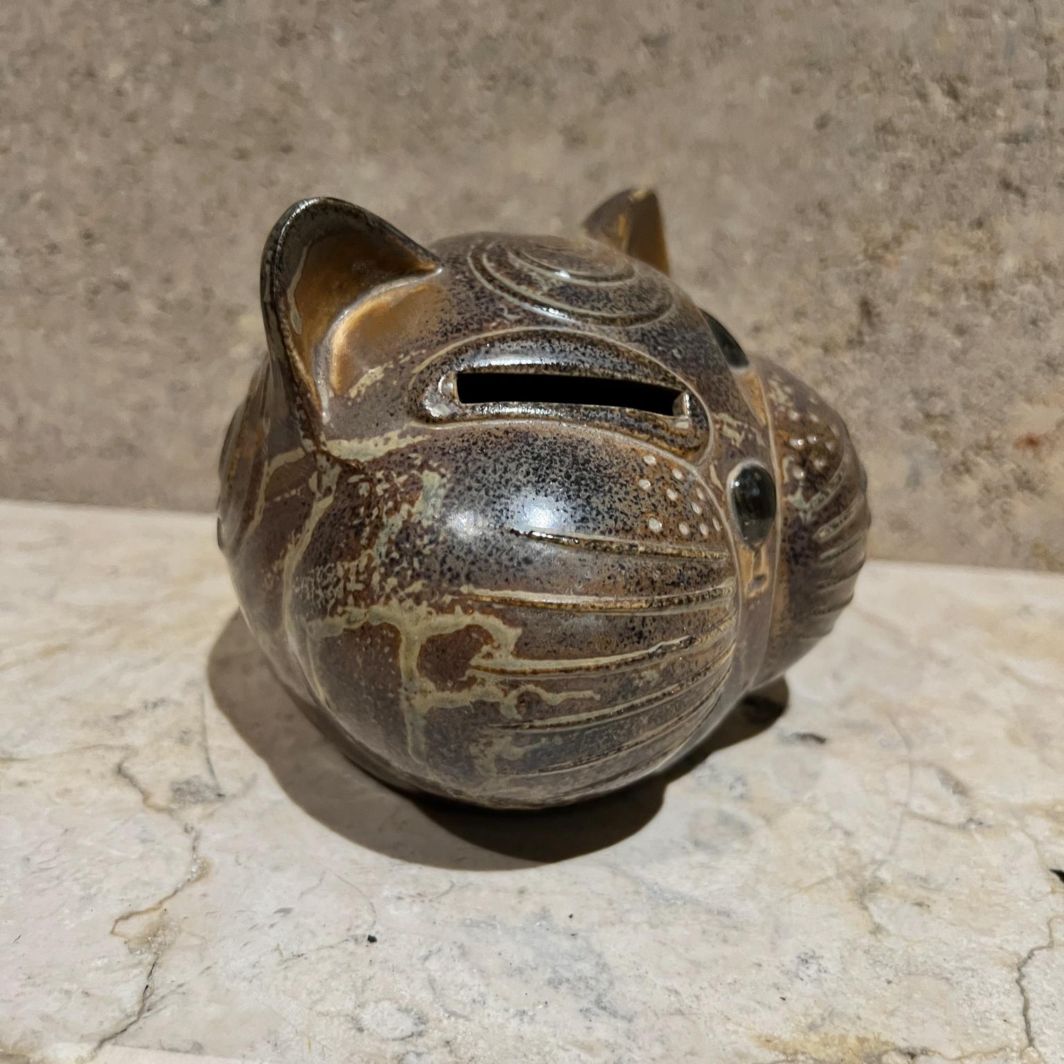 1970 Art Pottery Winking Cat Piggy Bank en vente 10