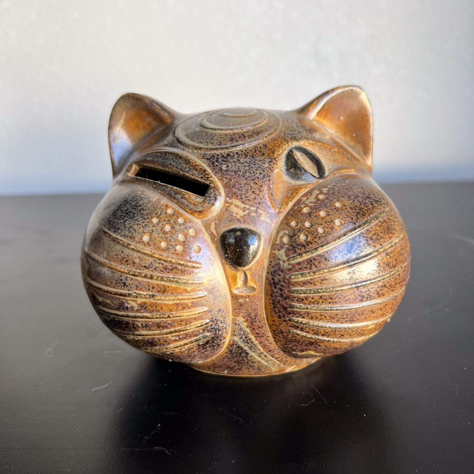 1970 Art Pottery Winking Cat Piggy Bank Bon état - En vente à Chula Vista, CA
