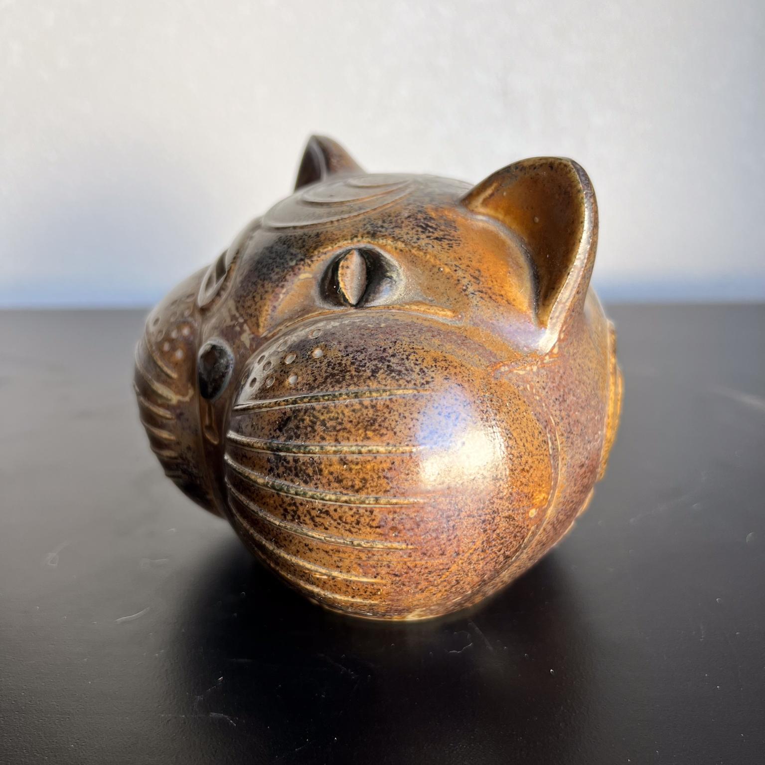 20ième siècle 1970 Art Pottery Winking Cat Piggy Bank en vente