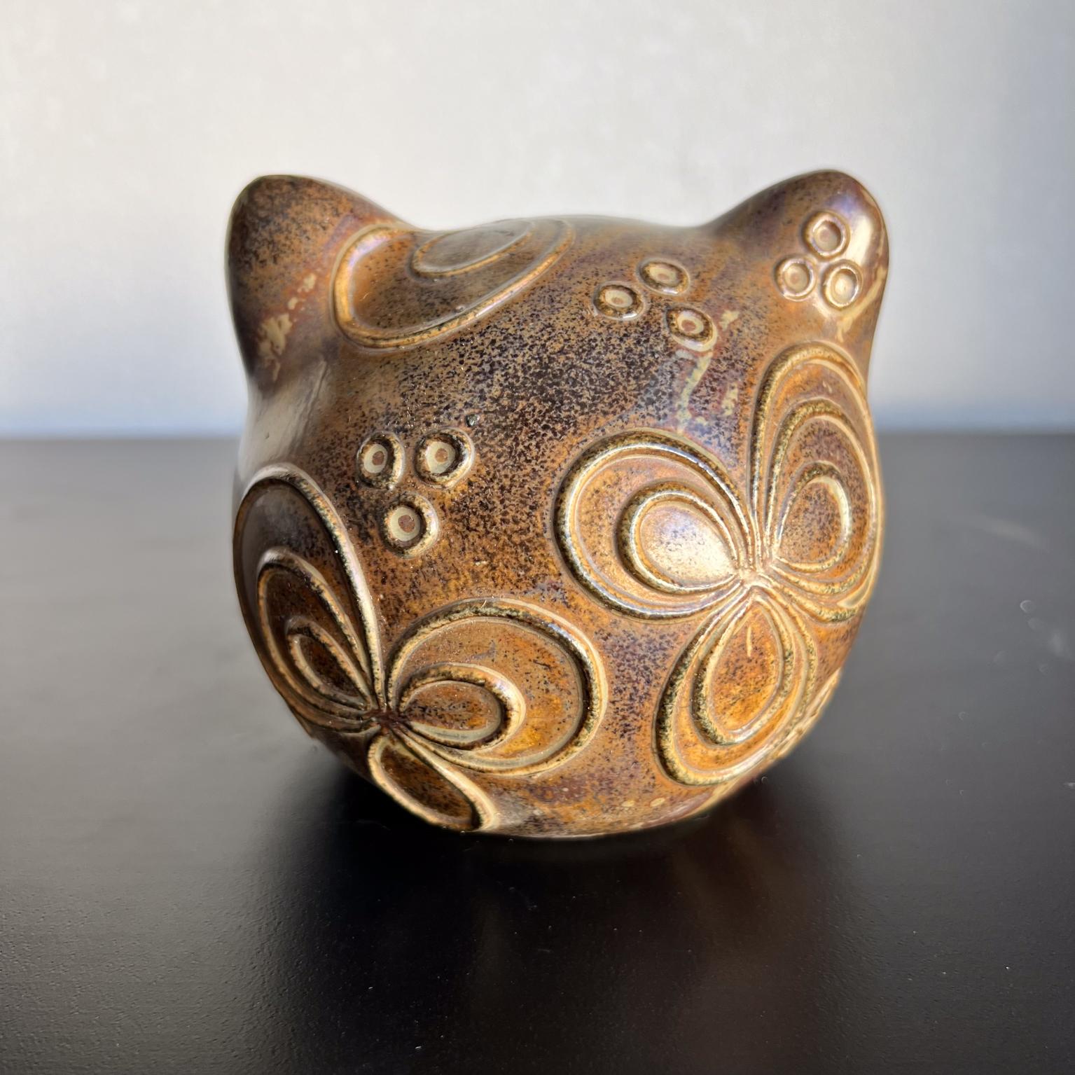 1970 Art Pottery Winking Cat Piggy Bank en vente 2
