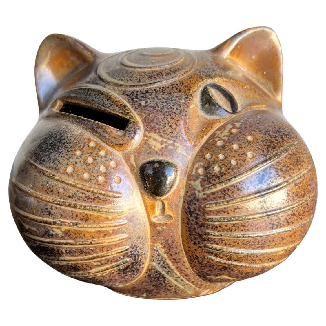 AMBIANIC présente
Céramique Poterie Art Clin d'oeil Chat Tirelire
Grès brun
4,5 l x 4,5 p x 4 h
État vintage d'occasion
Voir les images pour plus de détails
