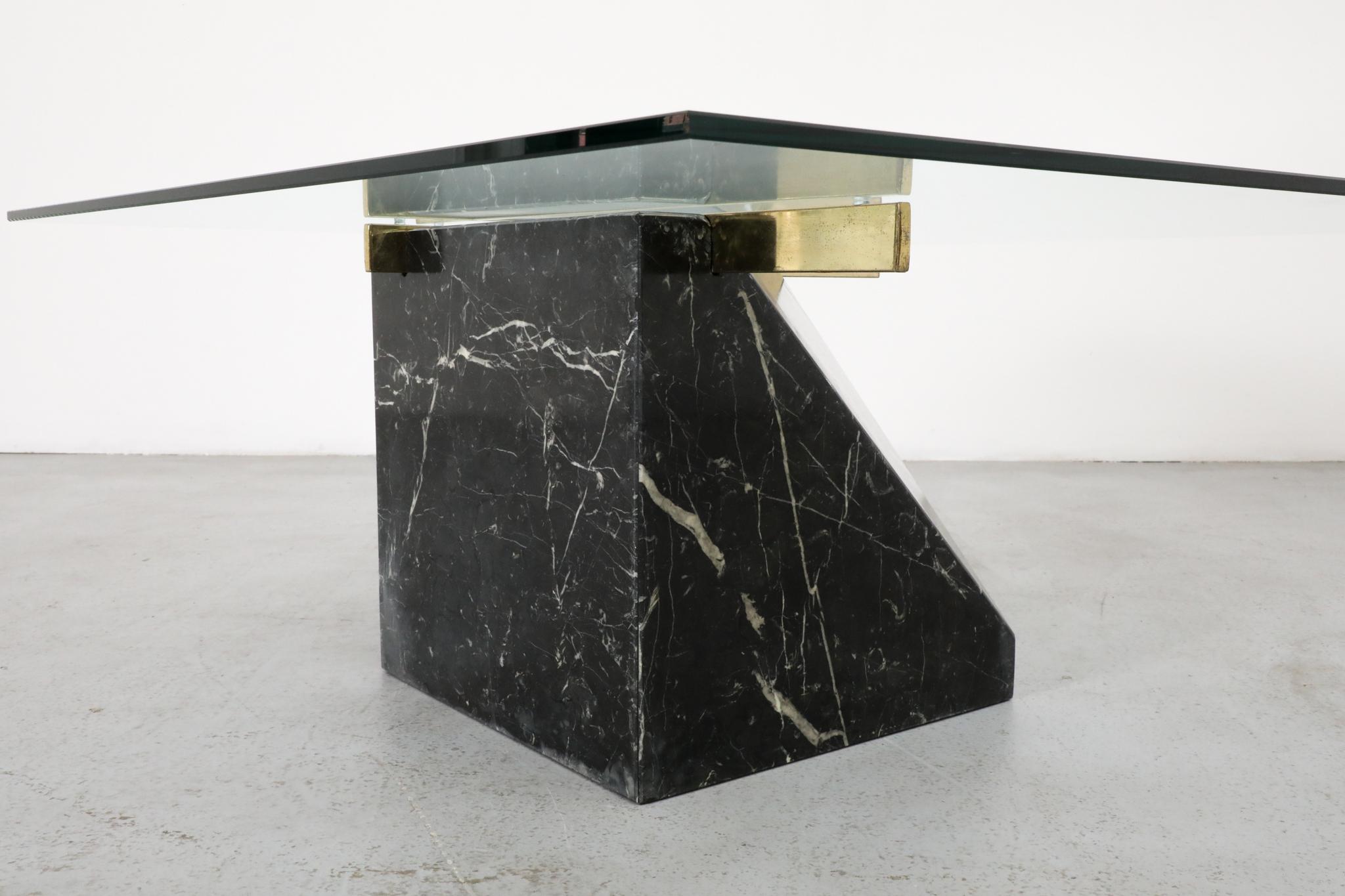 Table d'appoint ou table basse en marbre noir, laiton et verre d'inspiration Artedi des années 1970 en vente 4