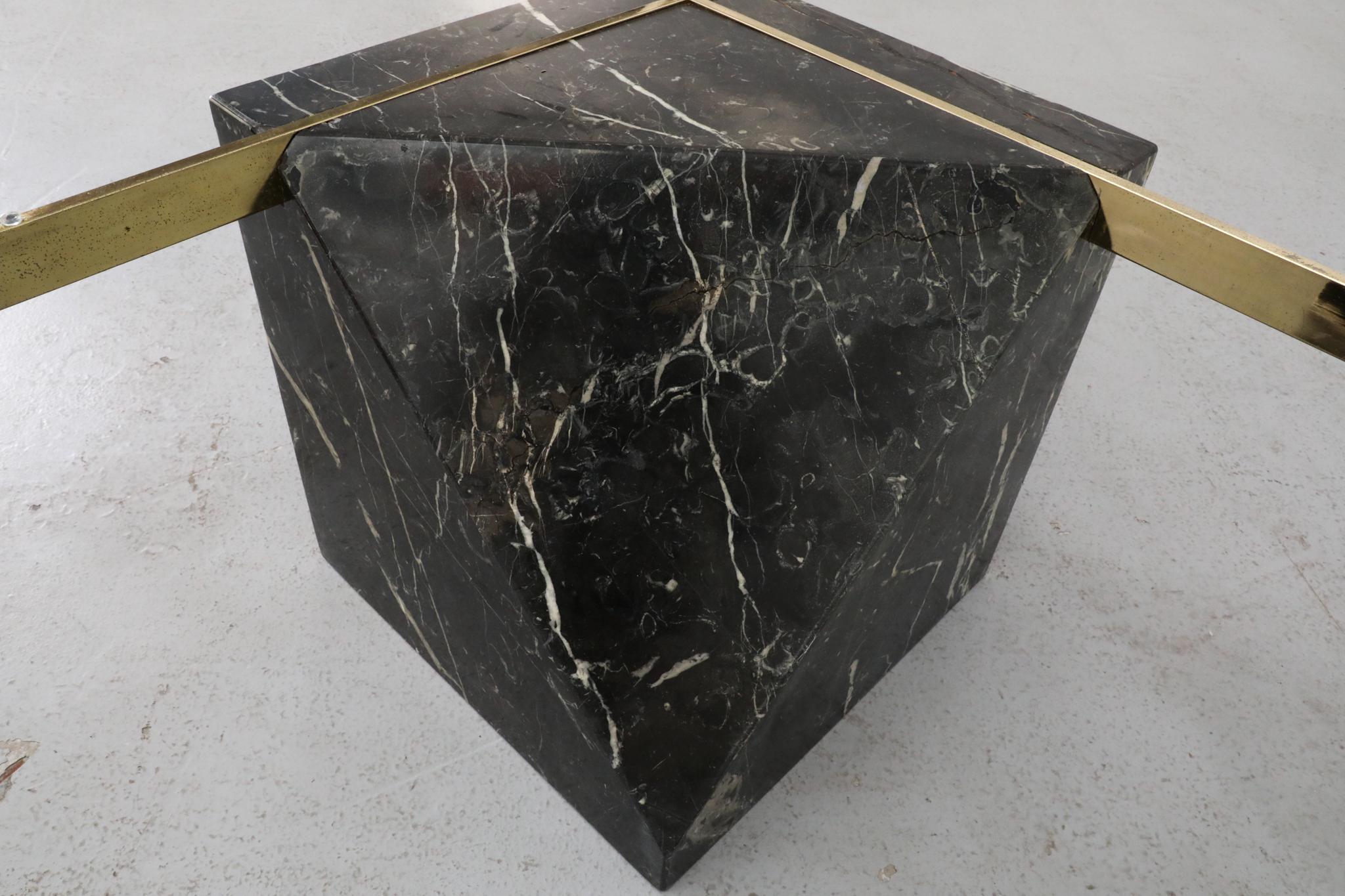 Table d'appoint ou table basse en marbre noir, laiton et verre d'inspiration Artedi des années 1970 en vente 11