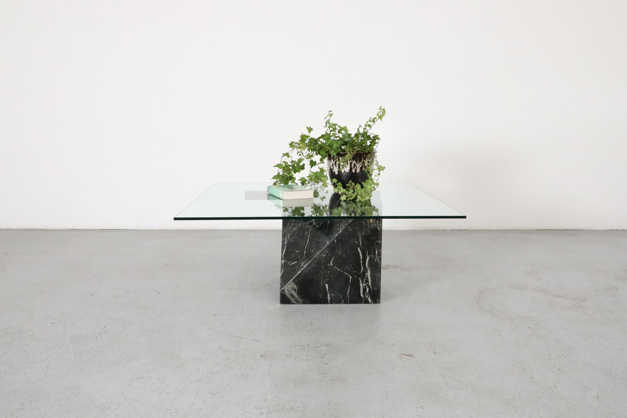 Table basse ou d'appoint géométrique des années 1970, inspirée par Artedi, en marbre noir, laiton et verre.

Frappante et sculpturale, cette table géométrique des années 1970 s'inspire des designs emblématiques de la marque italienne Artedi, connue