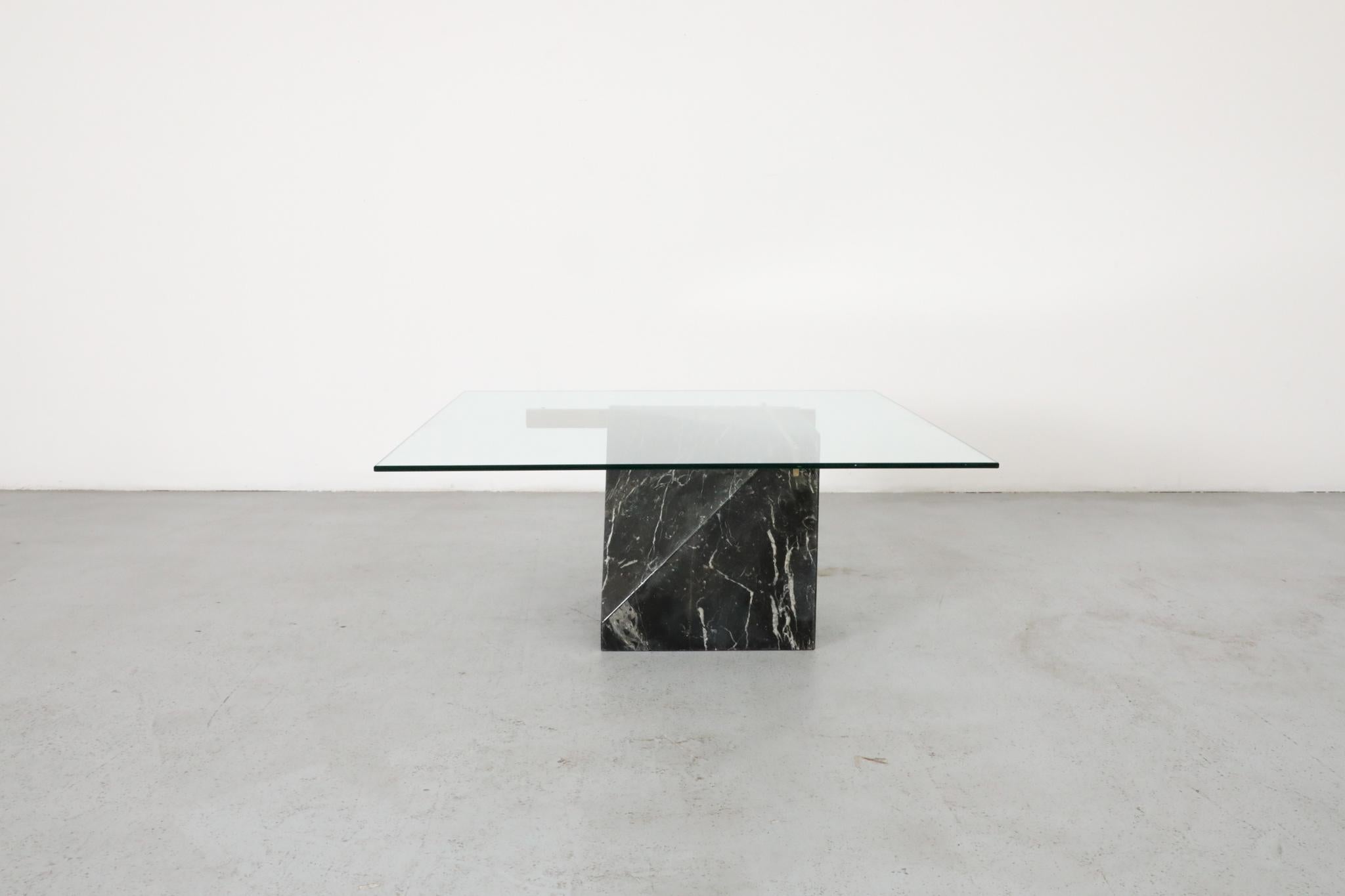 Mid-Century Modern Table d'appoint ou table basse en marbre noir, laiton et verre d'inspiration Artedi des années 1970 en vente