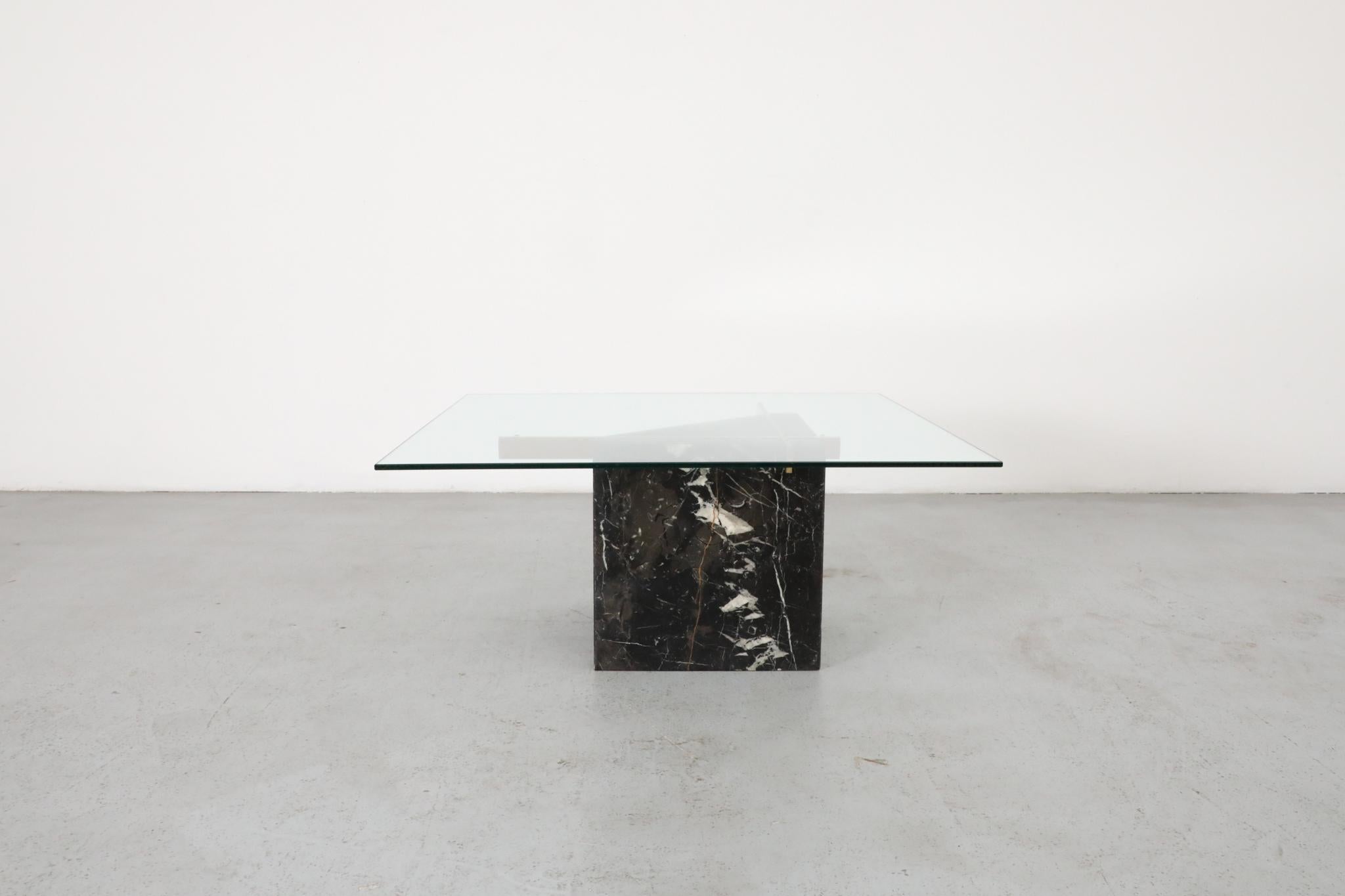 italien Table d'appoint ou table basse en marbre noir, laiton et verre d'inspiration Artedi des années 1970 en vente