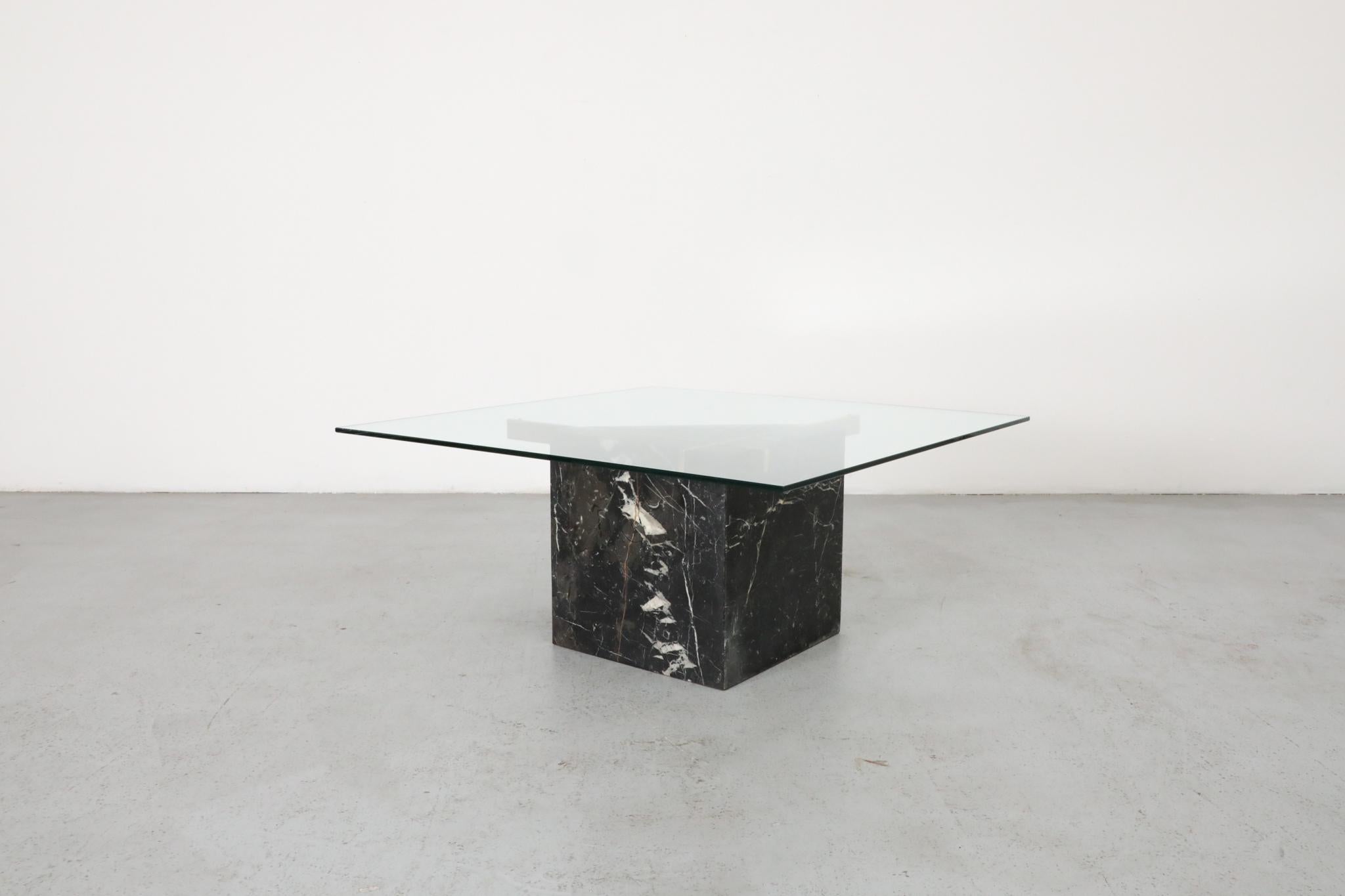 Table d'appoint ou table basse en marbre noir, laiton et verre d'inspiration Artedi des années 1970 Bon état - En vente à Los Angeles, CA