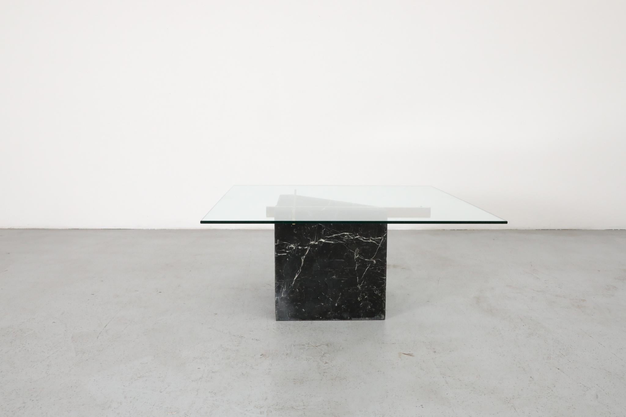 Fin du 20e siècle Table d'appoint ou table basse en marbre noir, laiton et verre d'inspiration Artedi des années 1970 en vente