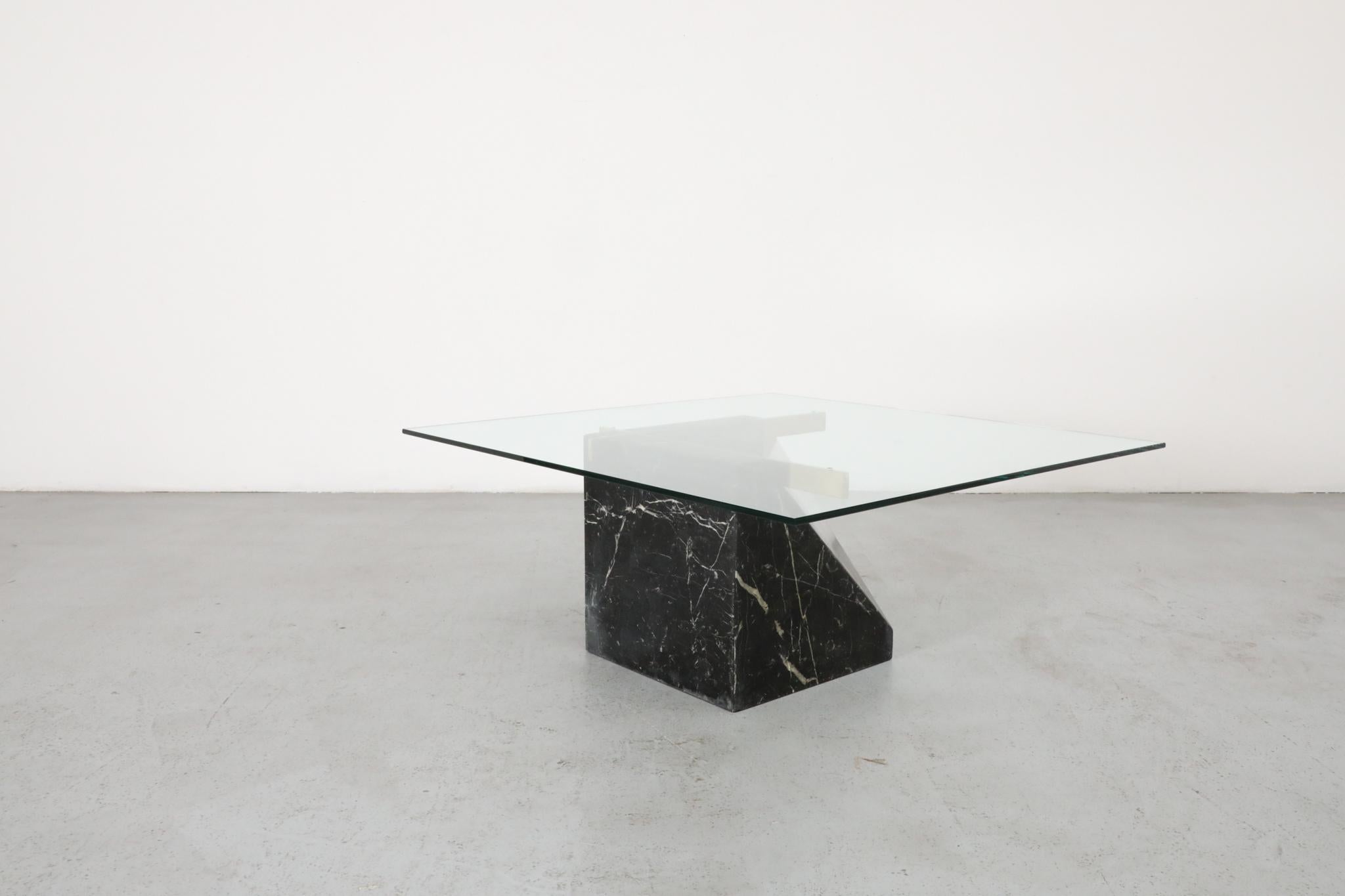 Laiton Table d'appoint ou table basse en marbre noir, laiton et verre d'inspiration Artedi des années 1970 en vente