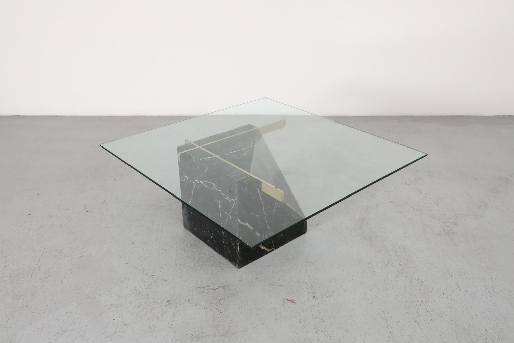 Table d'appoint ou table basse en marbre noir, laiton et verre d'inspiration Artedi des années 1970 en vente 1