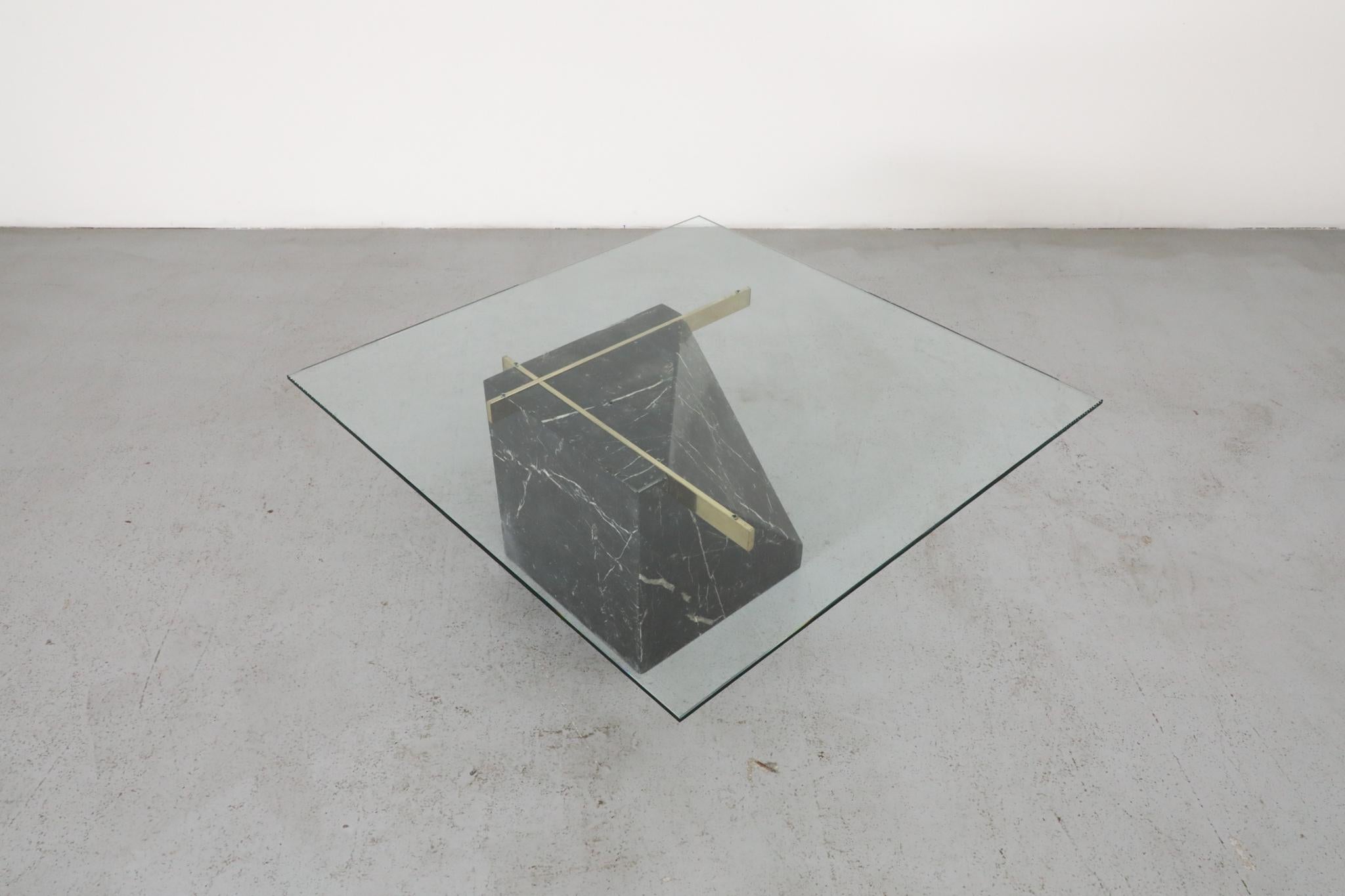 Table d'appoint ou table basse en marbre noir, laiton et verre d'inspiration Artedi des années 1970 en vente 2