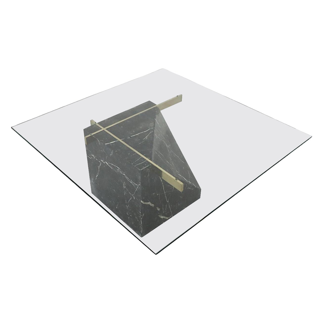 Mesa auxiliar o de centro de mármol negro, latón y cristal de inspiración artísitica de los años 70