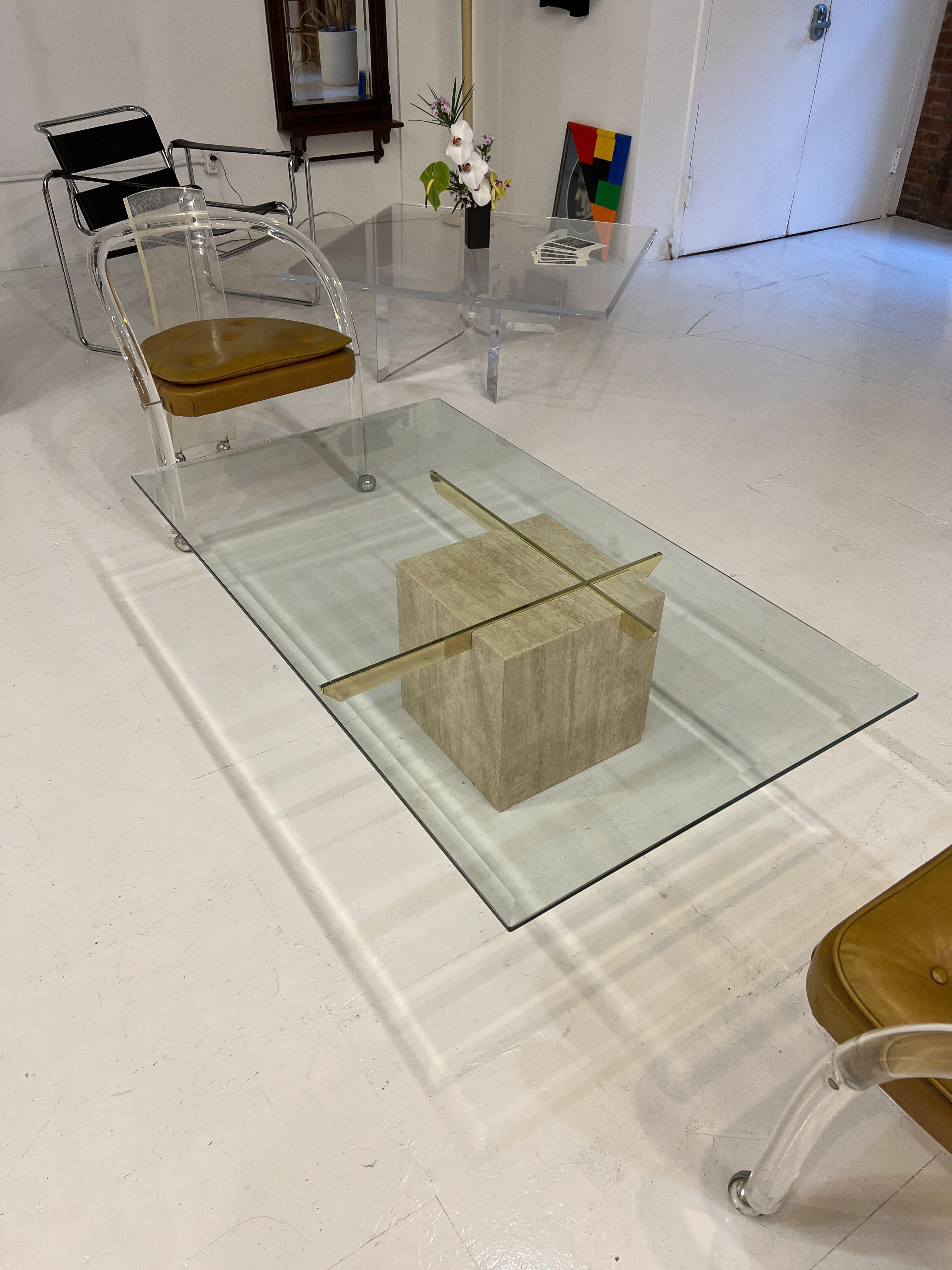 1970er Artedi Italienischer Couchtisch aus Travertin und Messing mit abgeschrägter Glasplatte 5