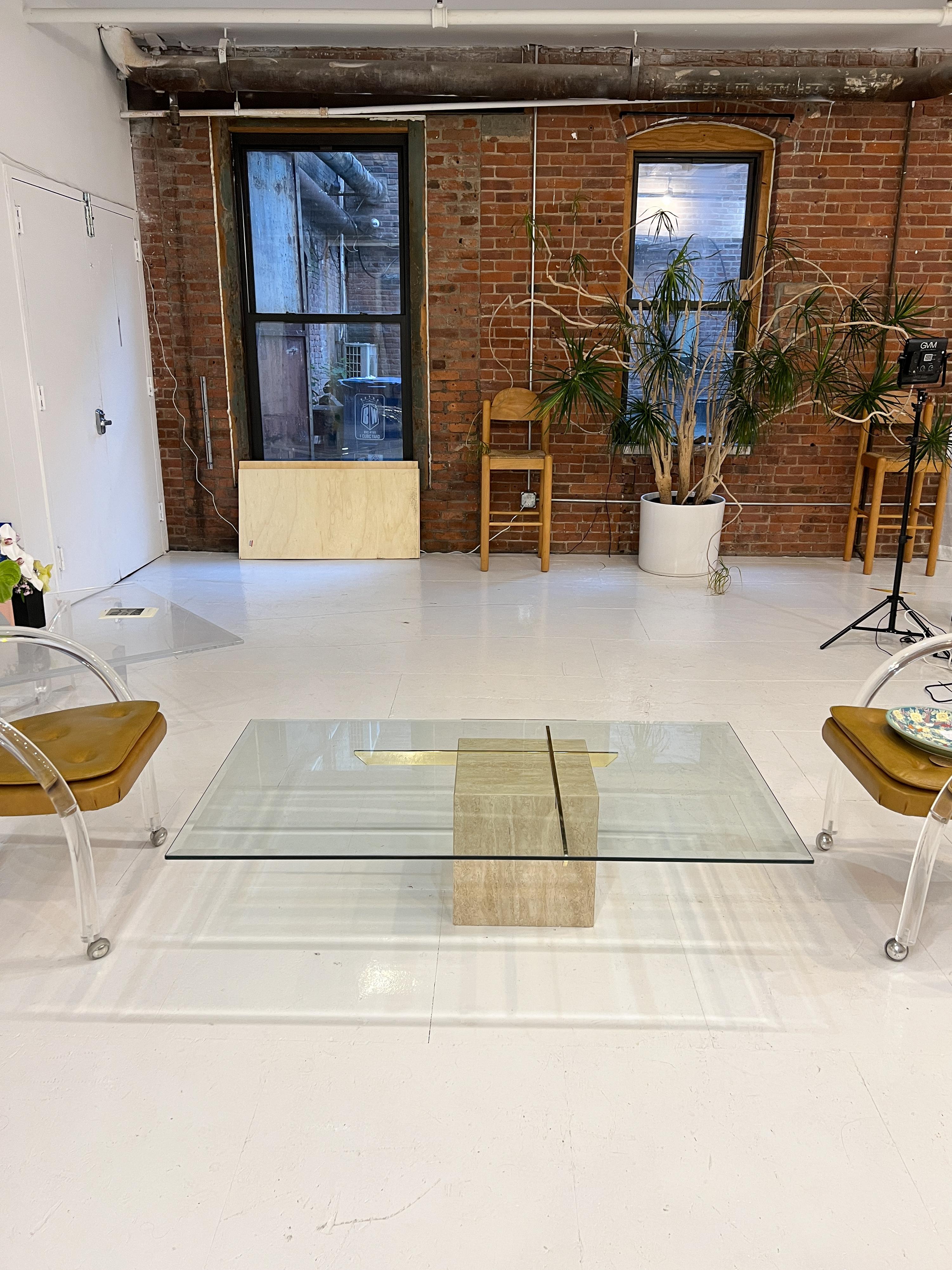 1970er Artedi Italienischer Couchtisch aus Travertin und Messing mit abgeschrägter Glasplatte. Rechteckige Form oben:: quadratische Basis:: große geometrische Vibes hier. Die abgeschrägten Kanten sorgen für einen Hauch von Weichheit:: während die