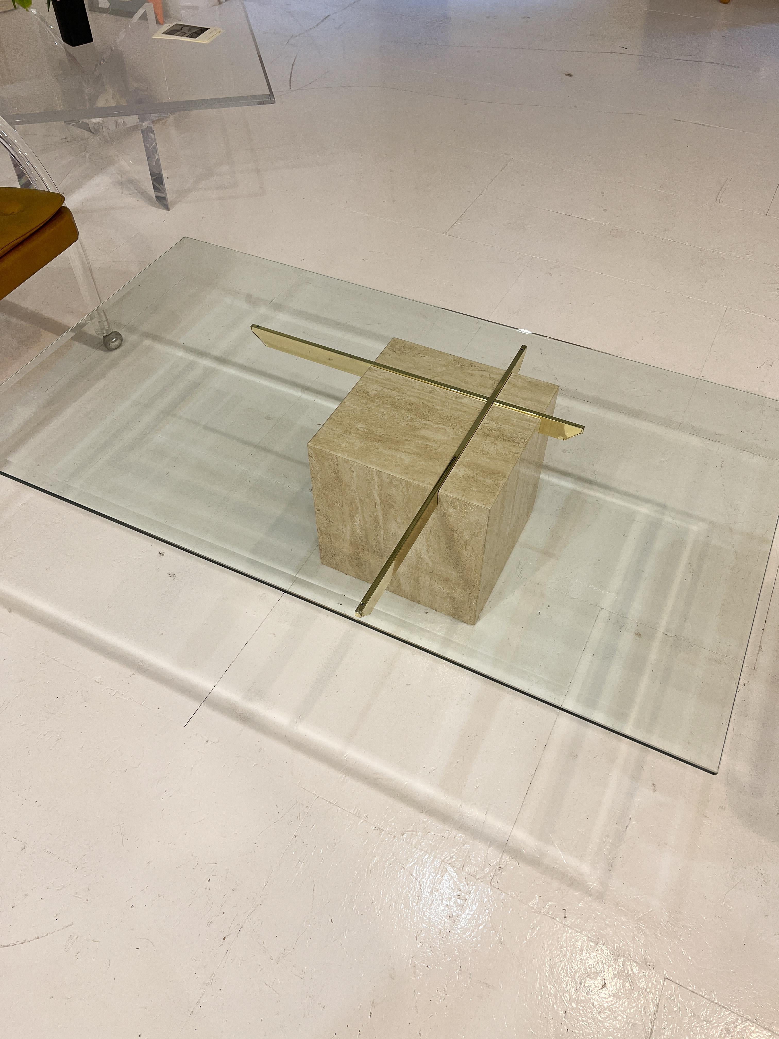 1970er Artedi Italienischer Couchtisch aus Travertin und Messing mit abgeschrägter Glasplatte (Abgeschrägt)