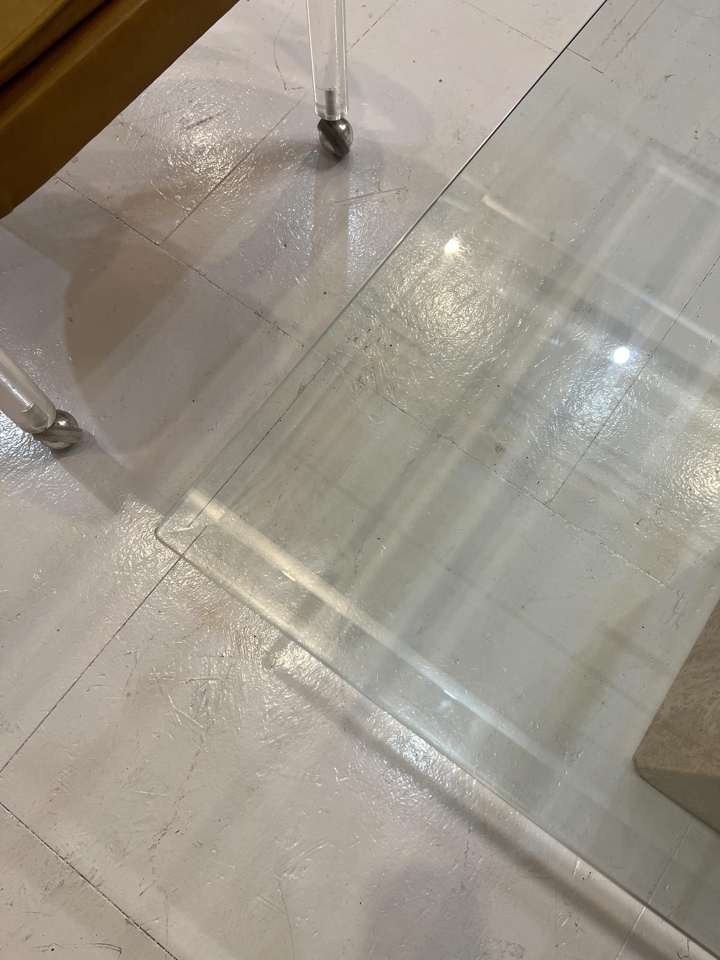 1970er Artedi Italienischer Couchtisch aus Travertin und Messing mit abgeschrägter Glasplatte 1