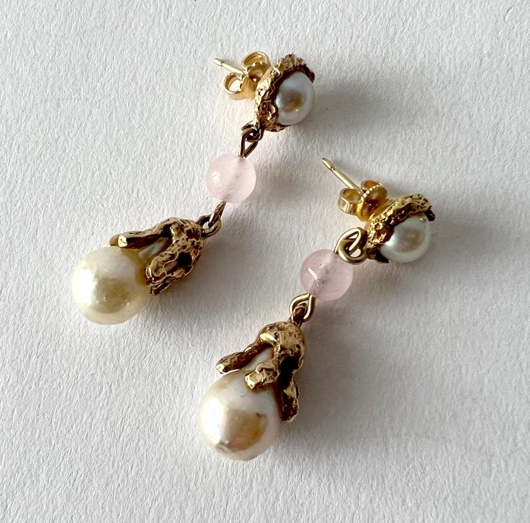 Modernist 1970s Arthur King 18K Yellow Gold Pink Jade Mabe Pearl Jointed Earrings For Sale