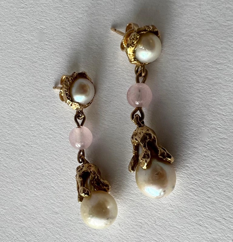 1970s Arthur King 18K Yellow Gold Pink Jade Mabe Pearl Jointed Earrings In Good Condition For Sale In Los Angeles, CA