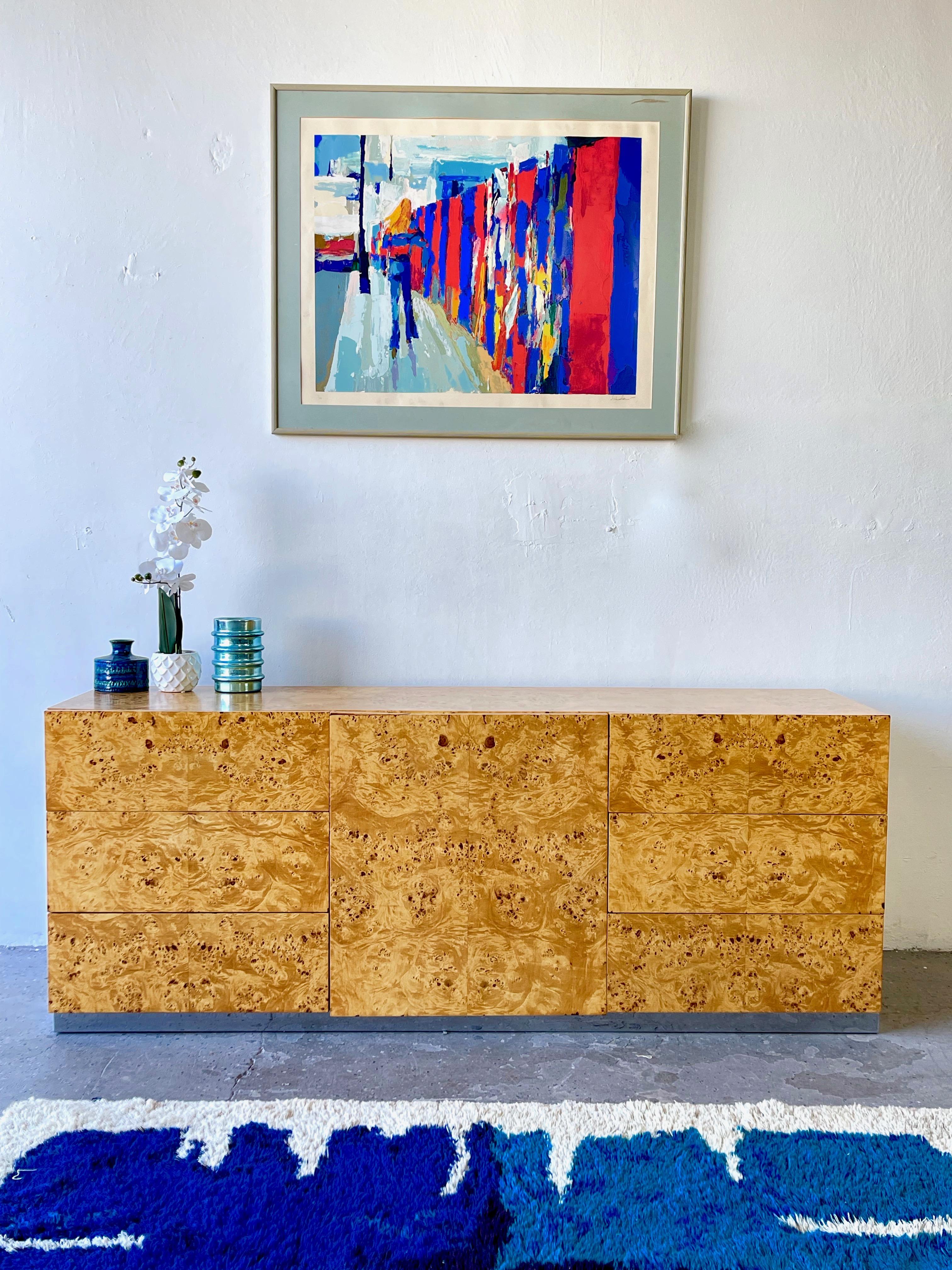 Extraordinary 1970's Arthur Umanoff for Dillingham Olive Burl Wood Credenza Burlwood
Description
Minimalist modern 6 drawer 1 door credenza in burled olive wood by Arthur Umanoff for Dillingham circa 1976. Credenza rests on a chrome plinth base.