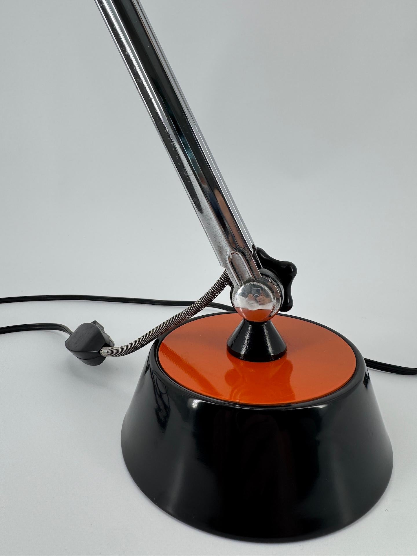 Table française articulée des années 1970, chrome clair et métal laqué orange foncé en vente 4