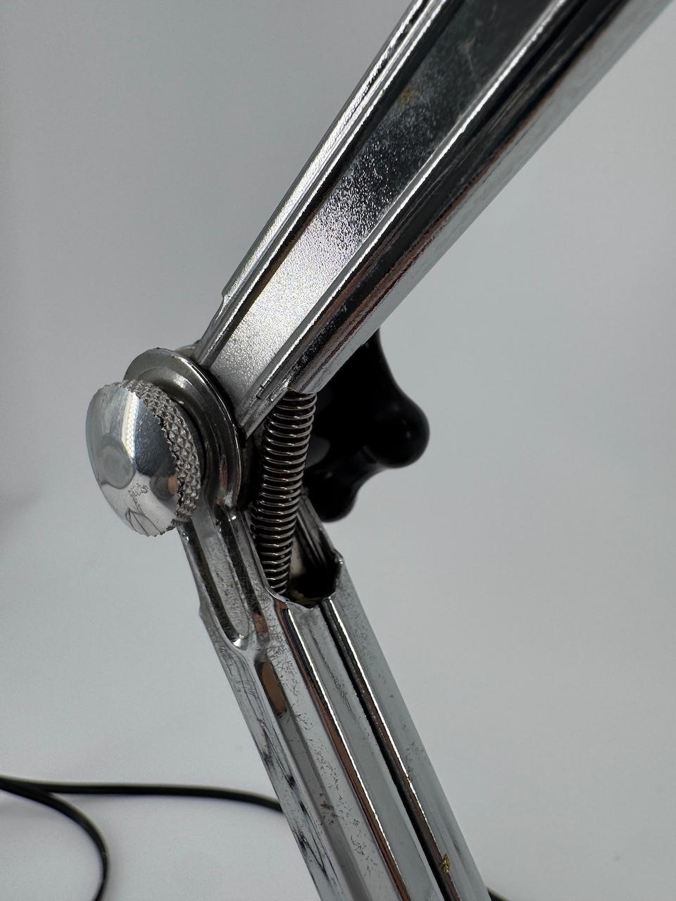Table française articulée des années 1970, chrome clair et métal laqué orange foncé Bon état - En vente à Crespières, FR